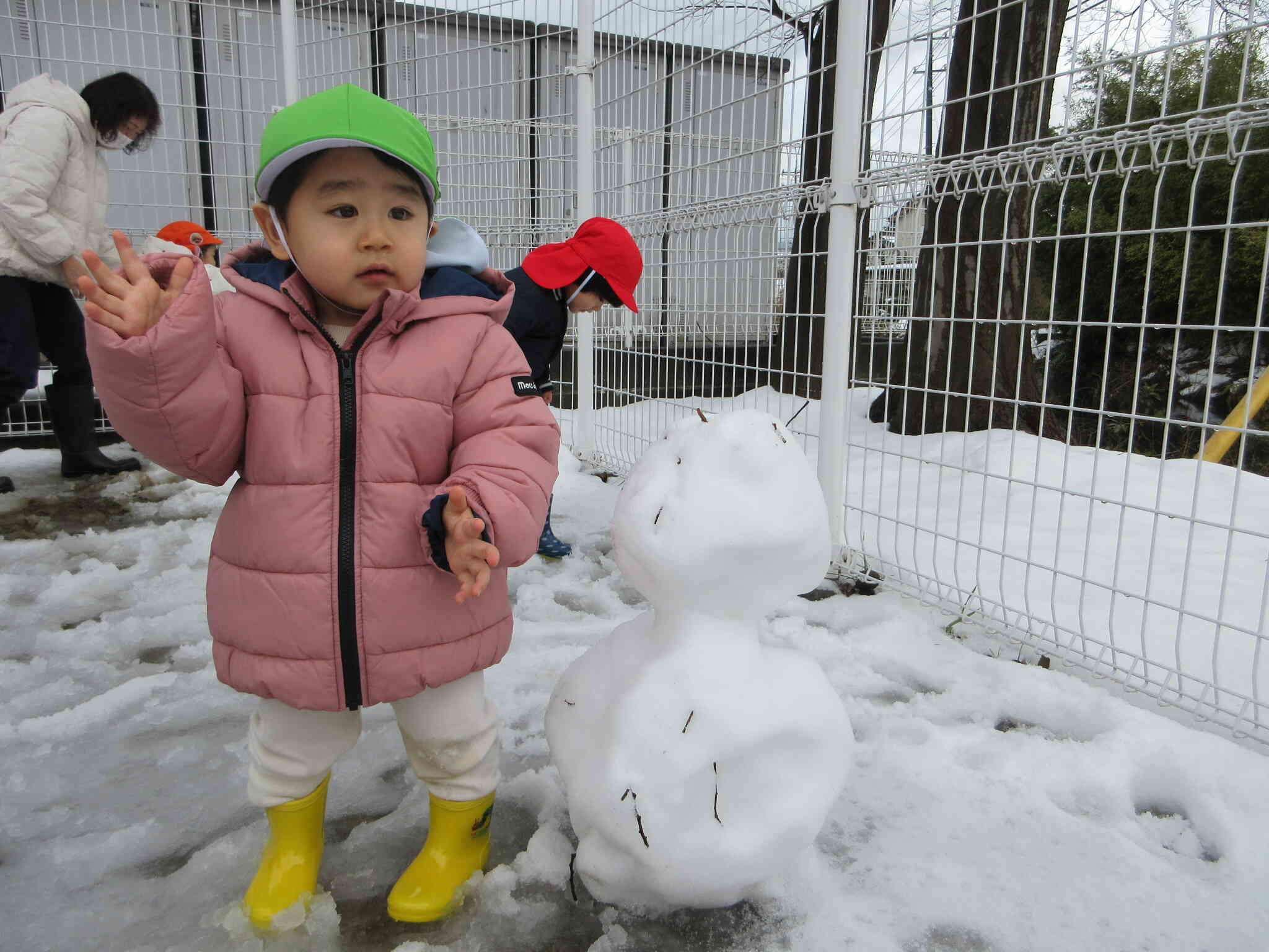 ゆきだるまと一緒に「はい、チーズ」