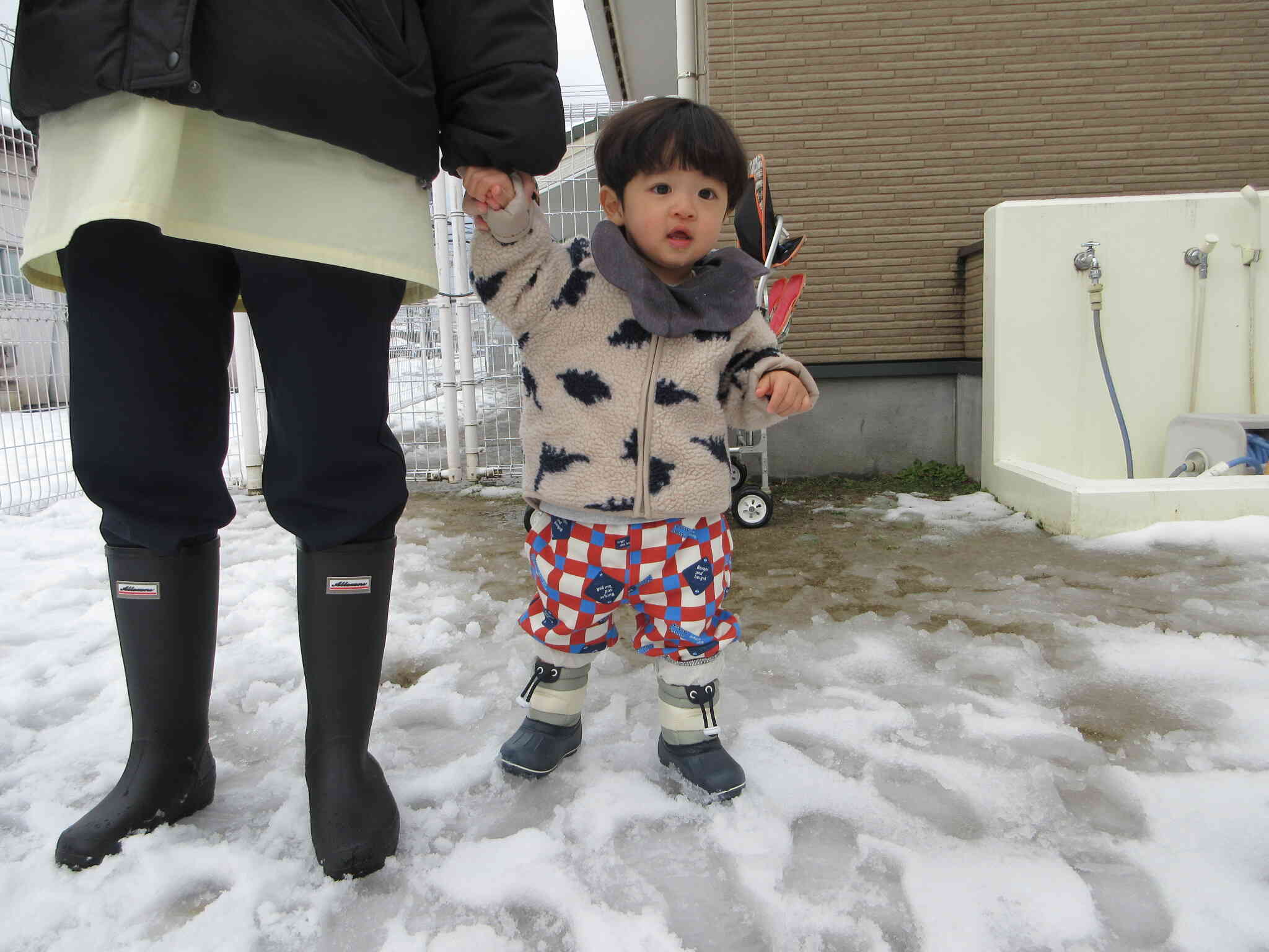 ブーツをはいて雪の日散歩を楽しむTくん
