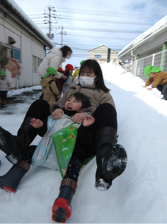 先生と一緒に滑ってもらいとっても楽しそうなSくん