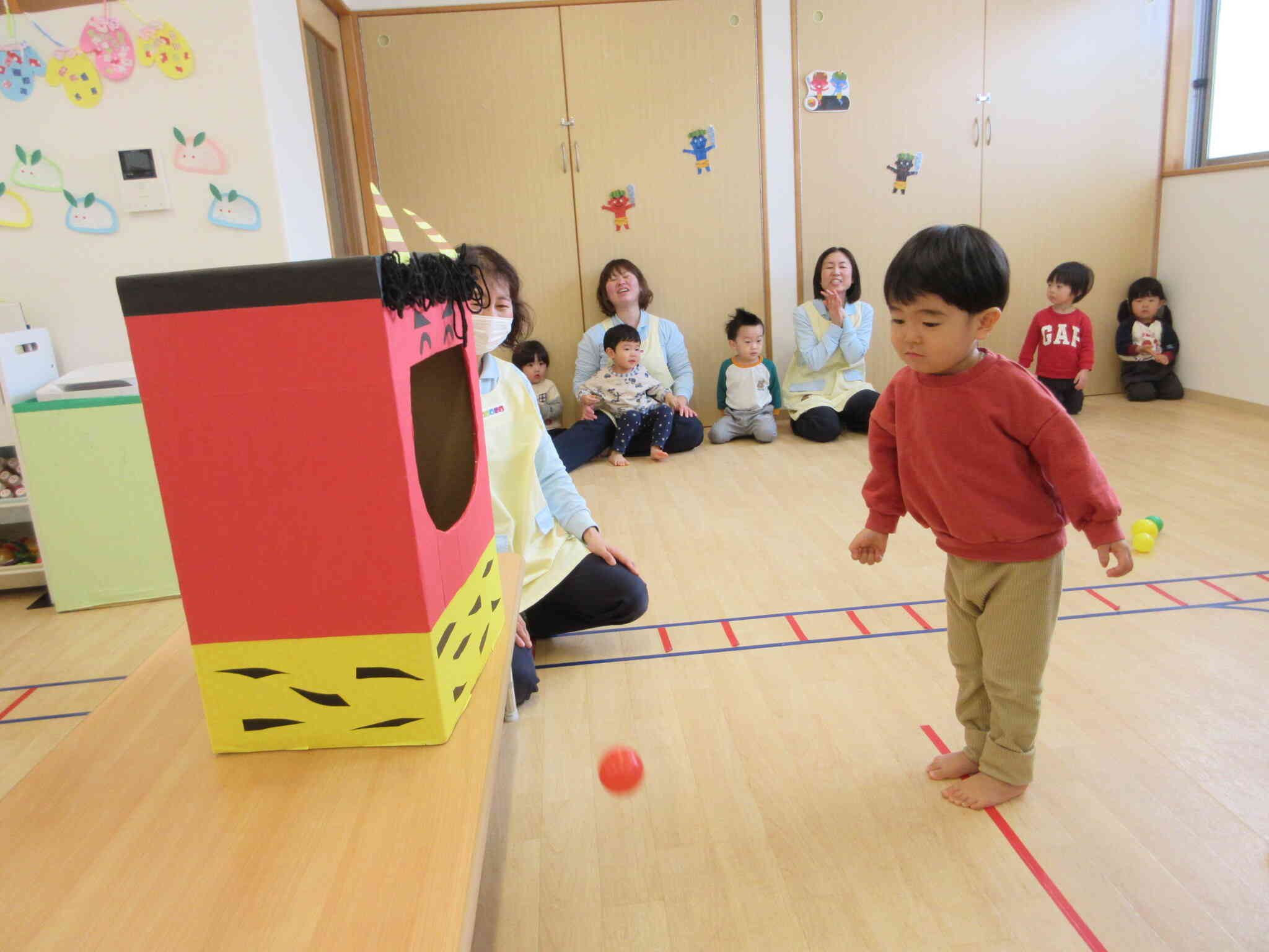 うさぎ組は少し離れたところからのボール入れにチャレンジ！