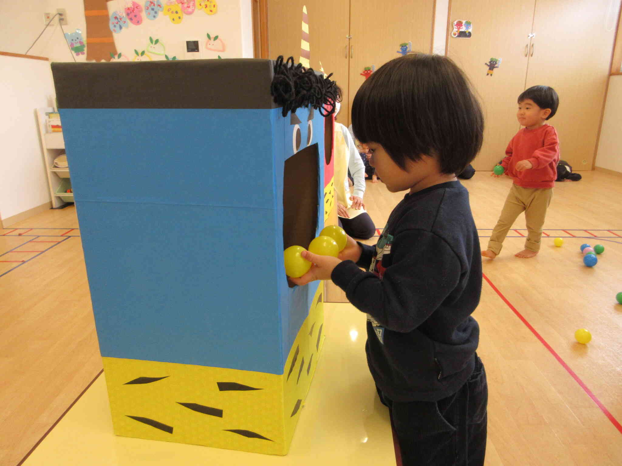 鬼にやさしくボールをあげるMくん