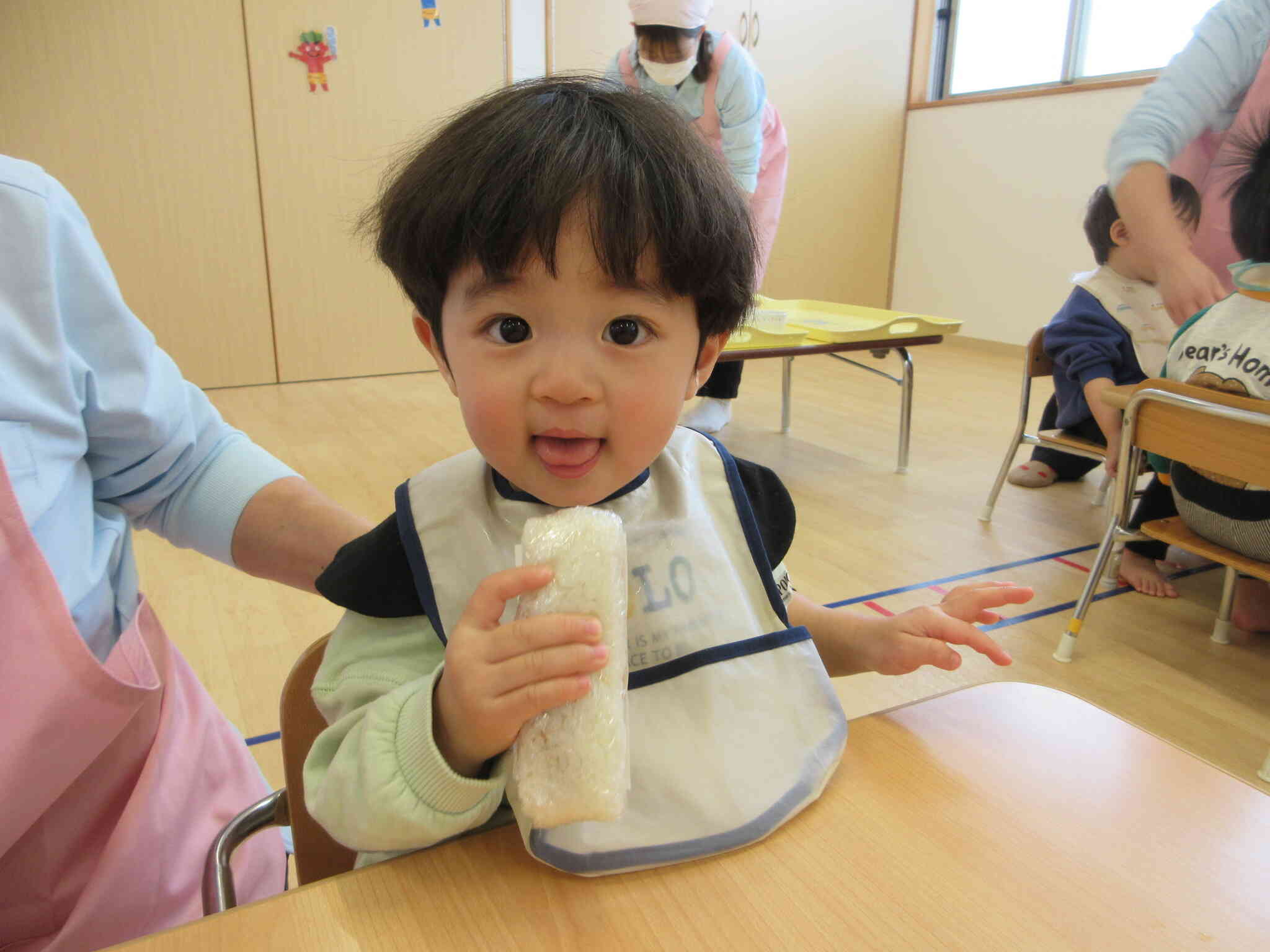 ひよこ組のお友だちも嬉しそうに食べていました。