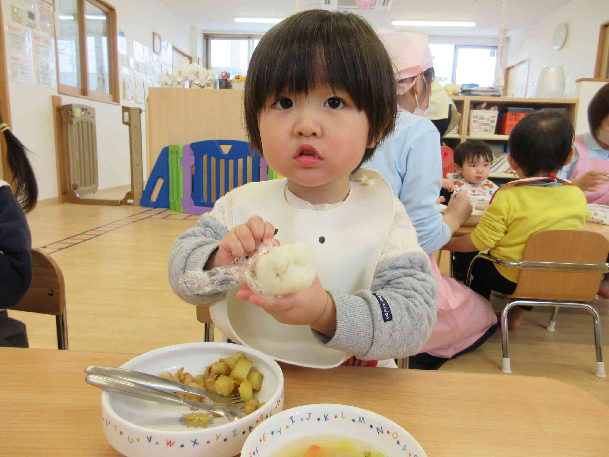 給食はそぼろと野菜をまいた特製の恵方巻！（食べやすいように海苔は使用していません。）