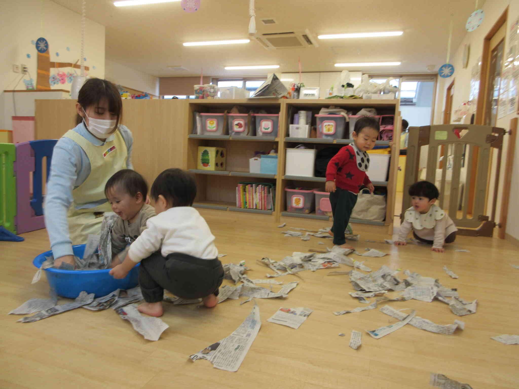 新聞紙遊びをしたよ!(0歳児ひよこ組)