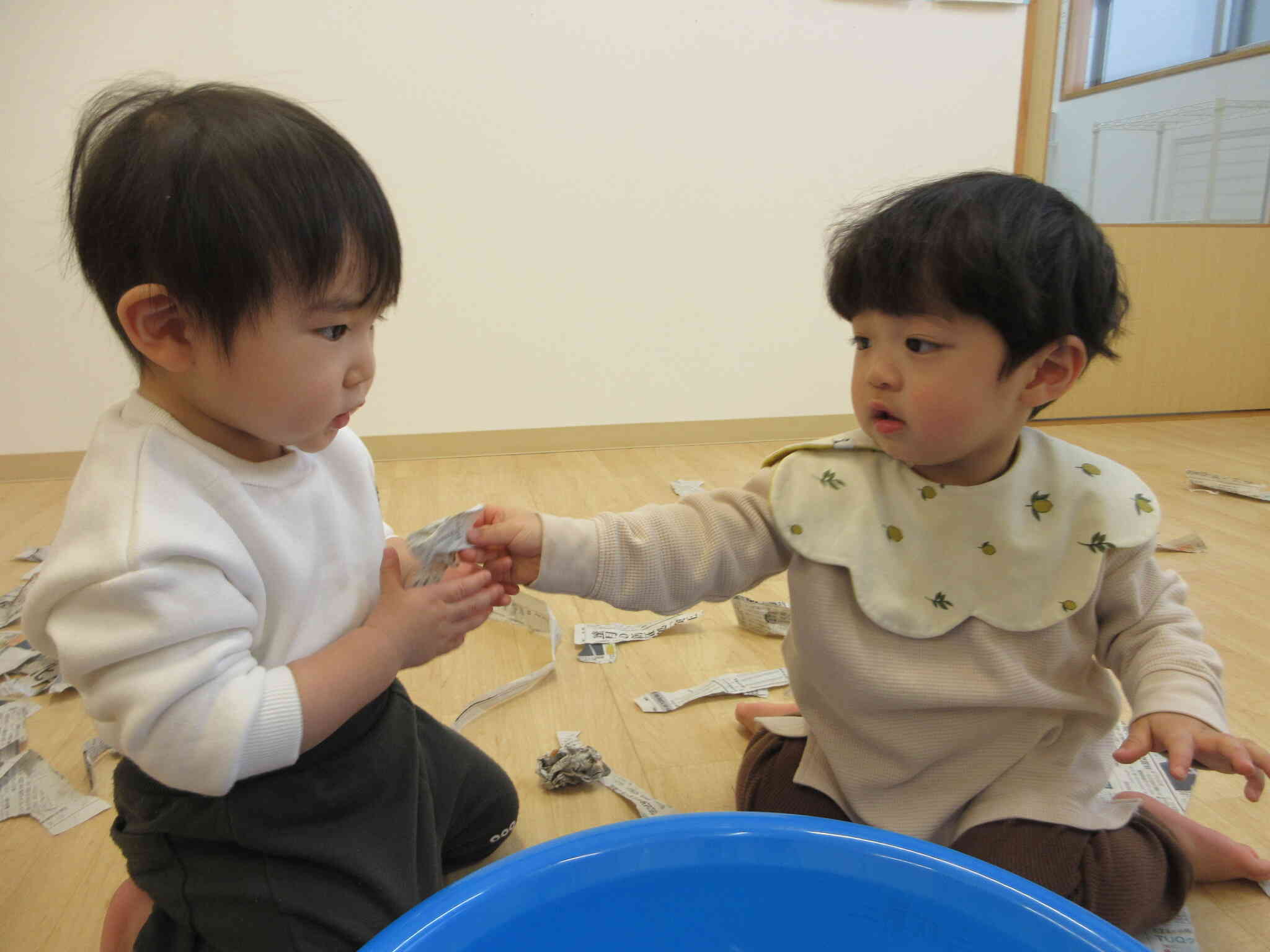 「はい、どうぞ」一緒にビリビリしようとお誘いするTくん。