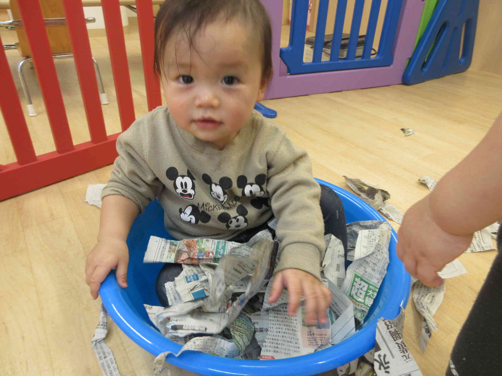 新聞紙のお風呂に入って嬉しそうなYくん。