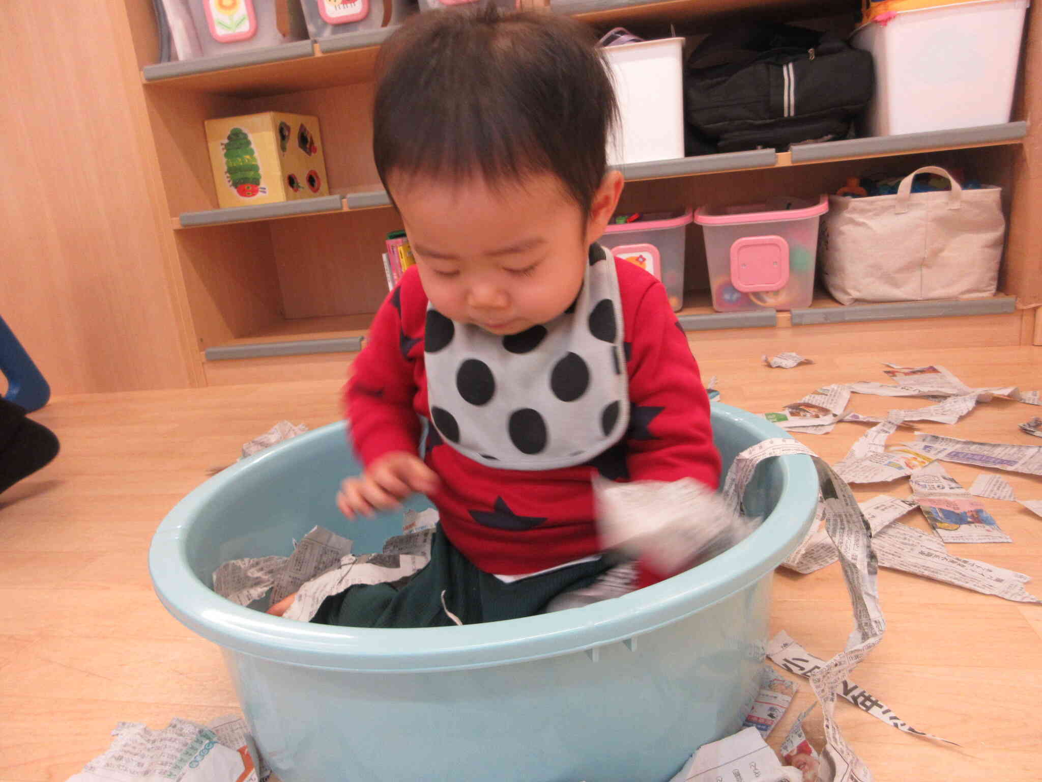 カシャカシャカシャ〜ッ！感触遊び楽しいな♪