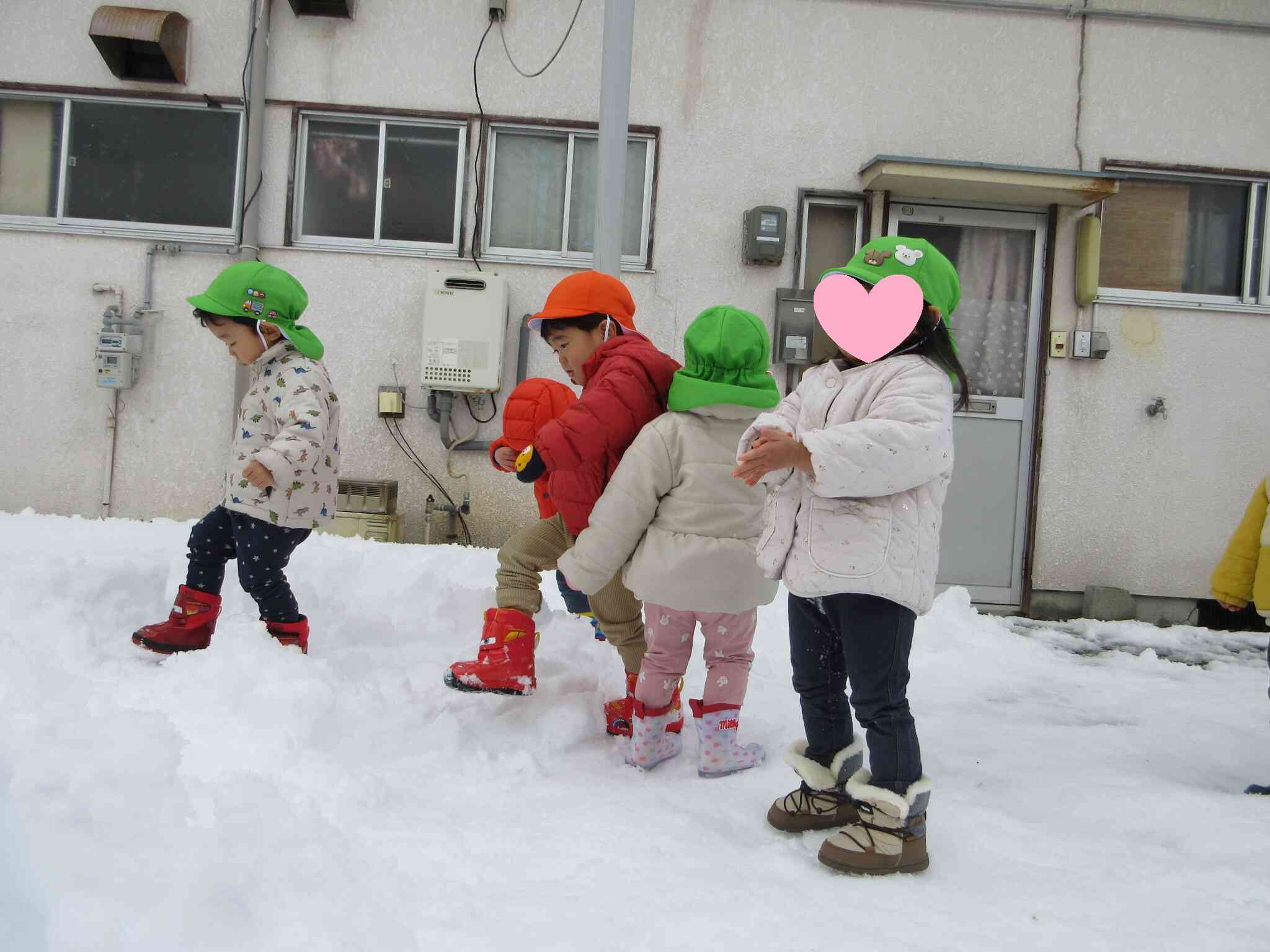どんどん雪の中を進んでいく子どもたち。