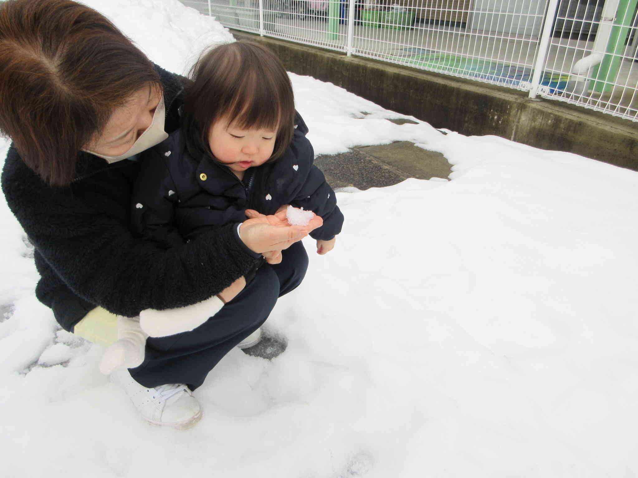 初めての雪遊びにドキドキのRちゃん。