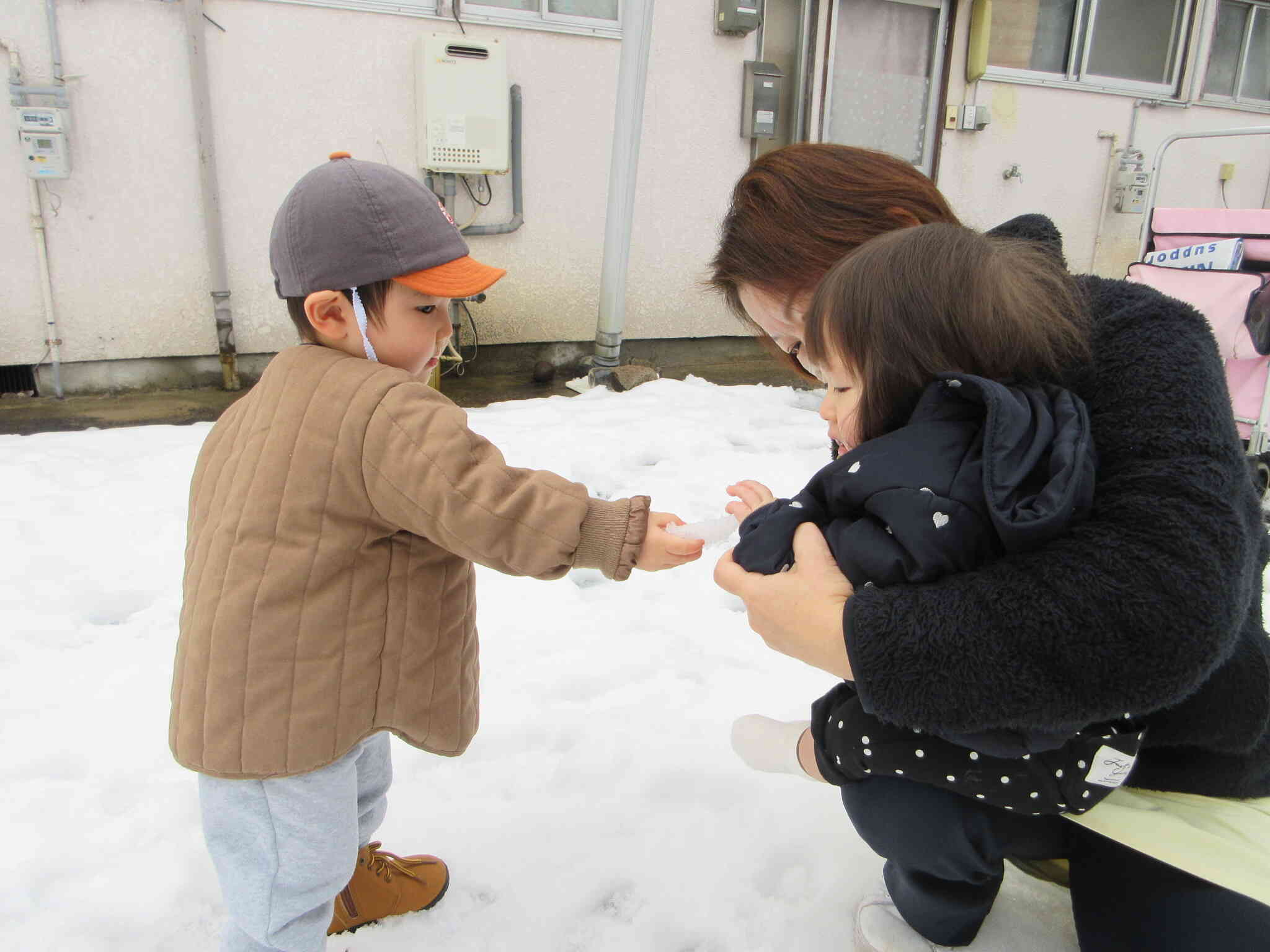 「はいどうぞ」とRちゃんに雪を渡してくれるAくん