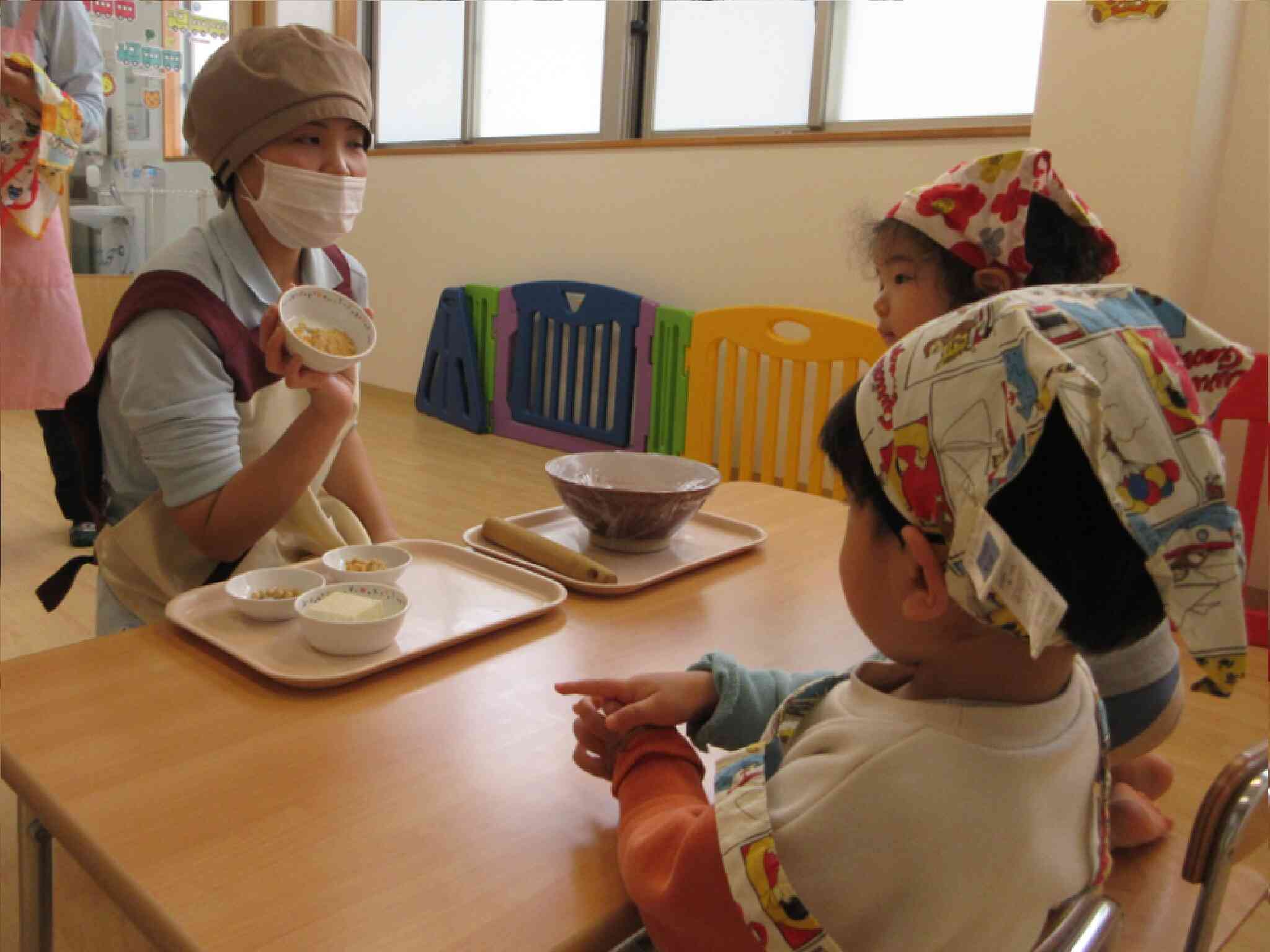 「とうふ・みそ・きな粉はだいずという豆からできているんだよ」と給食の先生が食材についてお話ししてくれました。