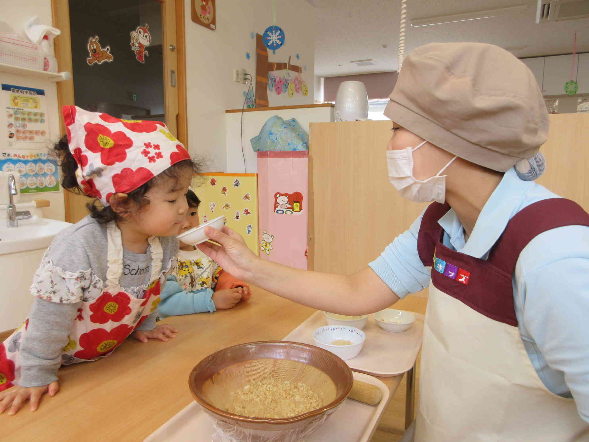 「くんくん」大豆加工品のにおいをかいでいるRちゃん