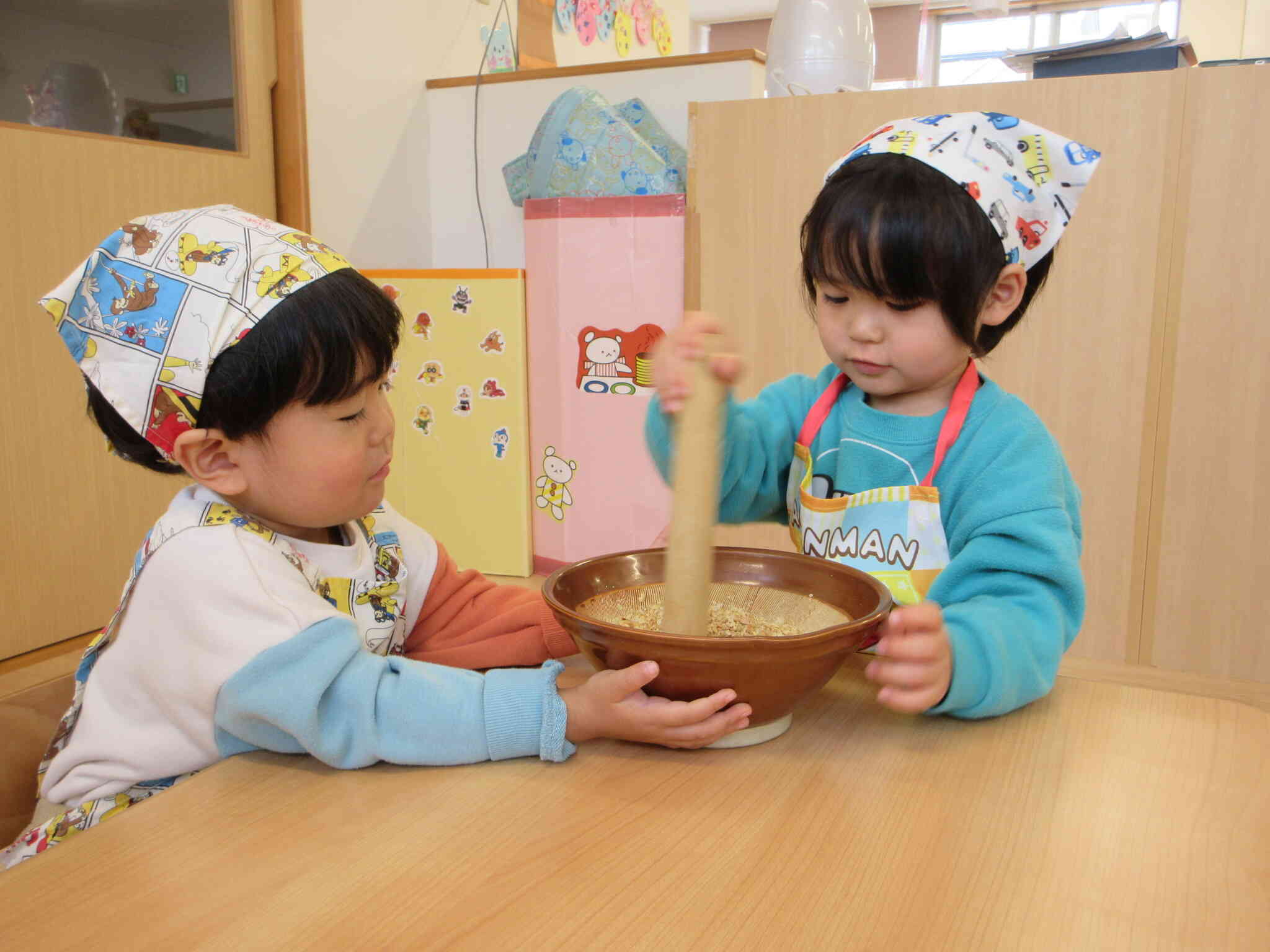 すりこぎをぐるぐると上手に回すMくん