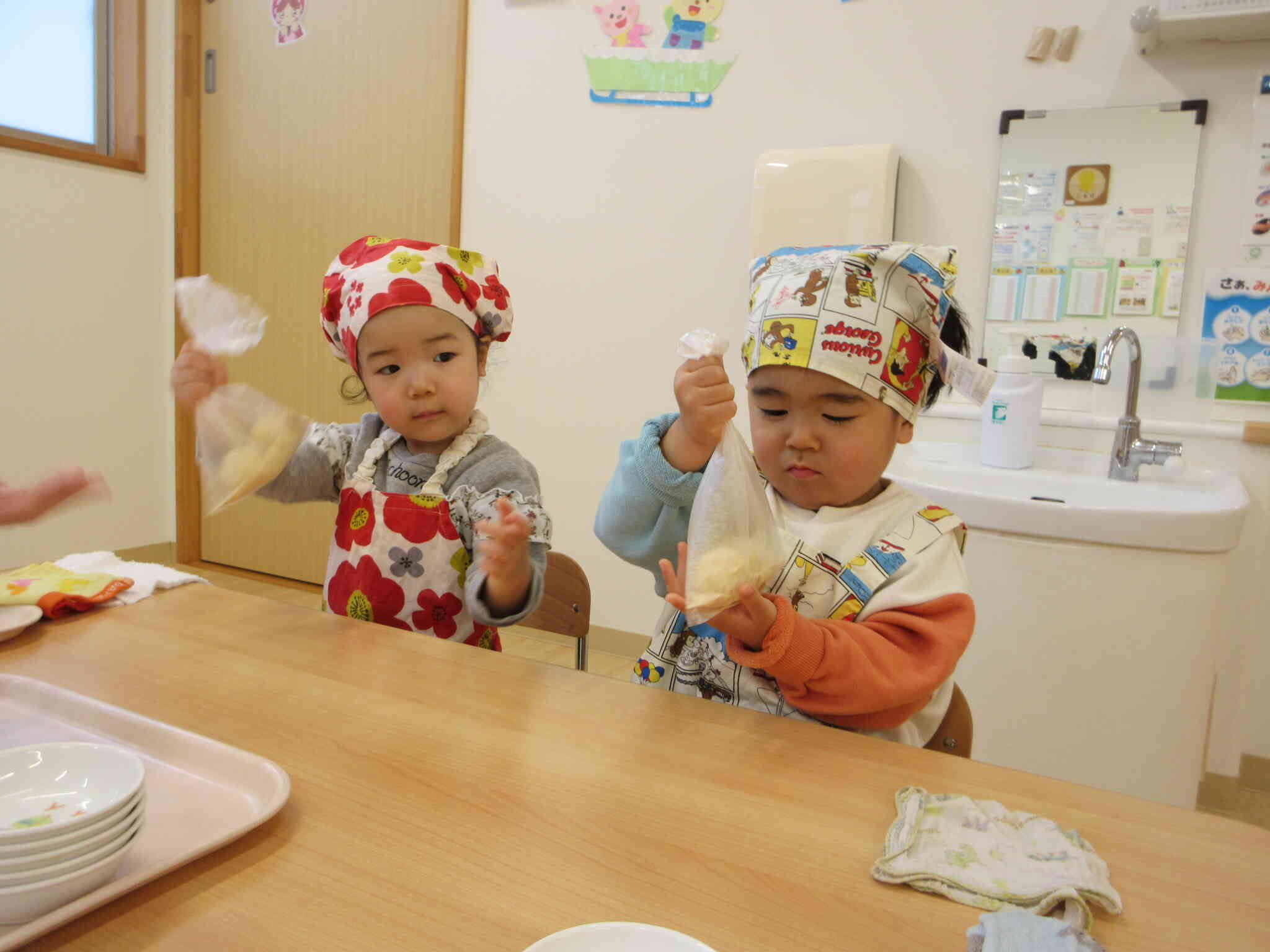 できあがったきな粉をおにぎりにまぶして完成！