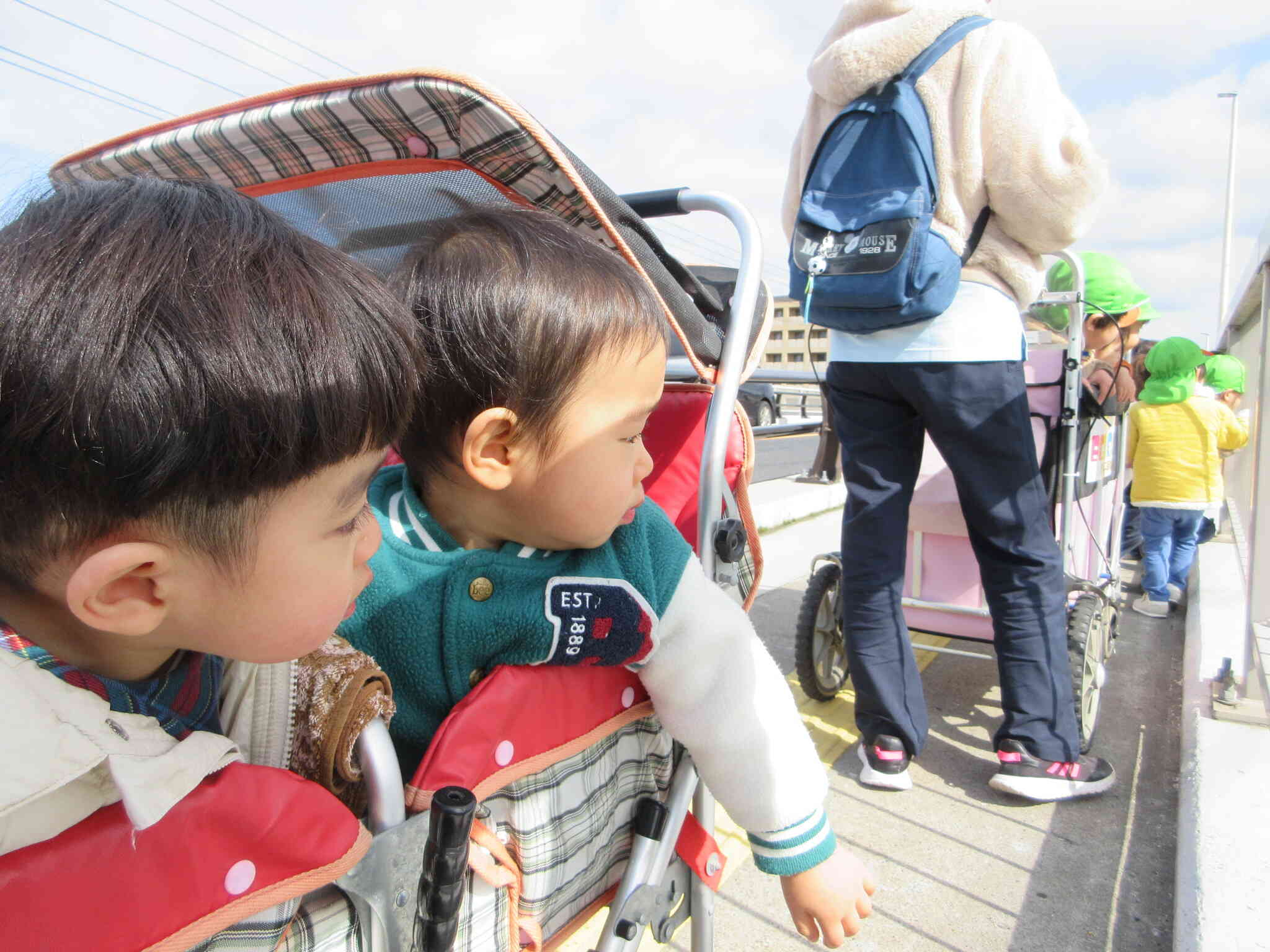 じっと真剣にショベルカーを見つめるTくんとKくん