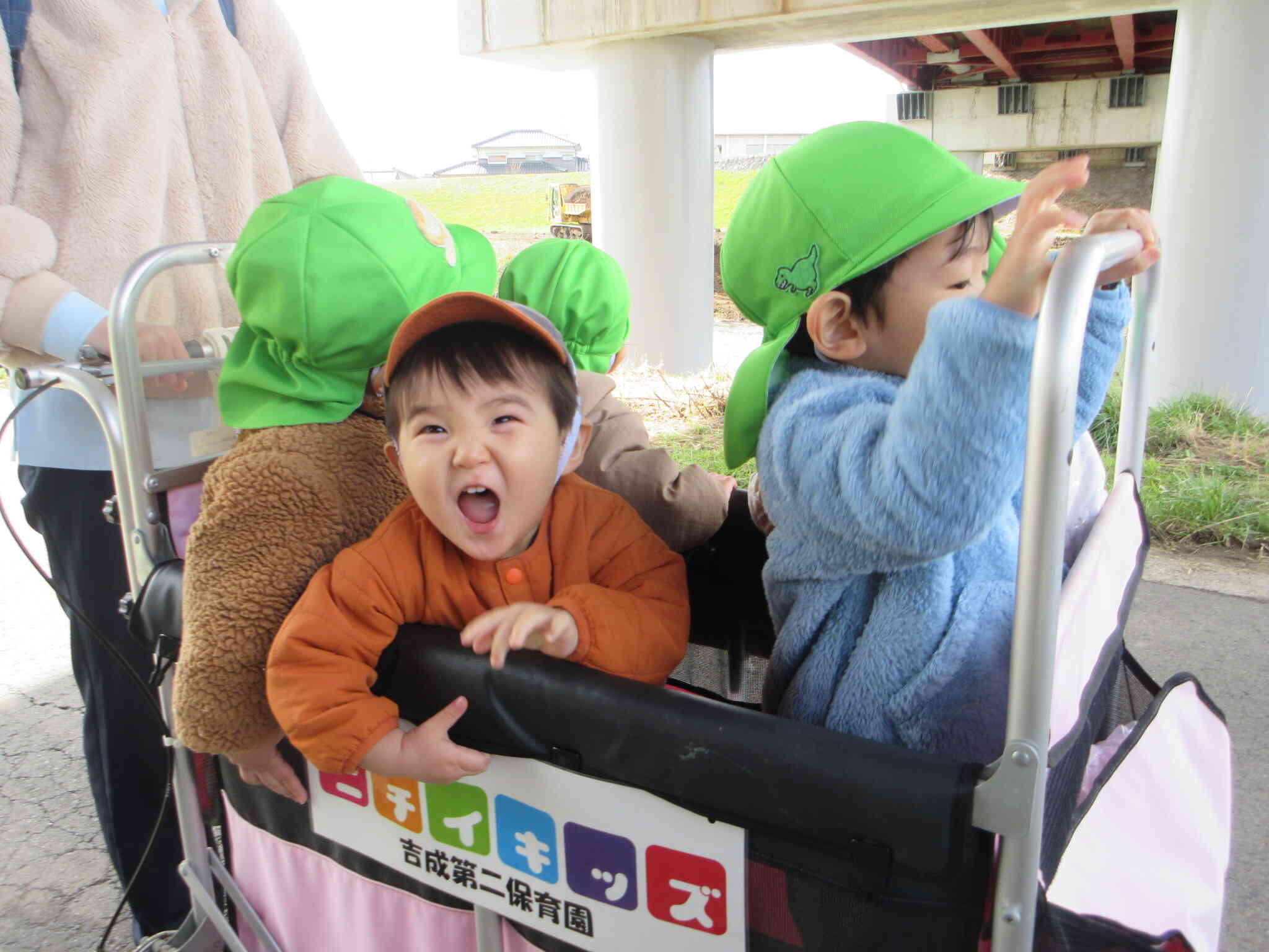 ショベルカーに大はしゃぎのAくん
