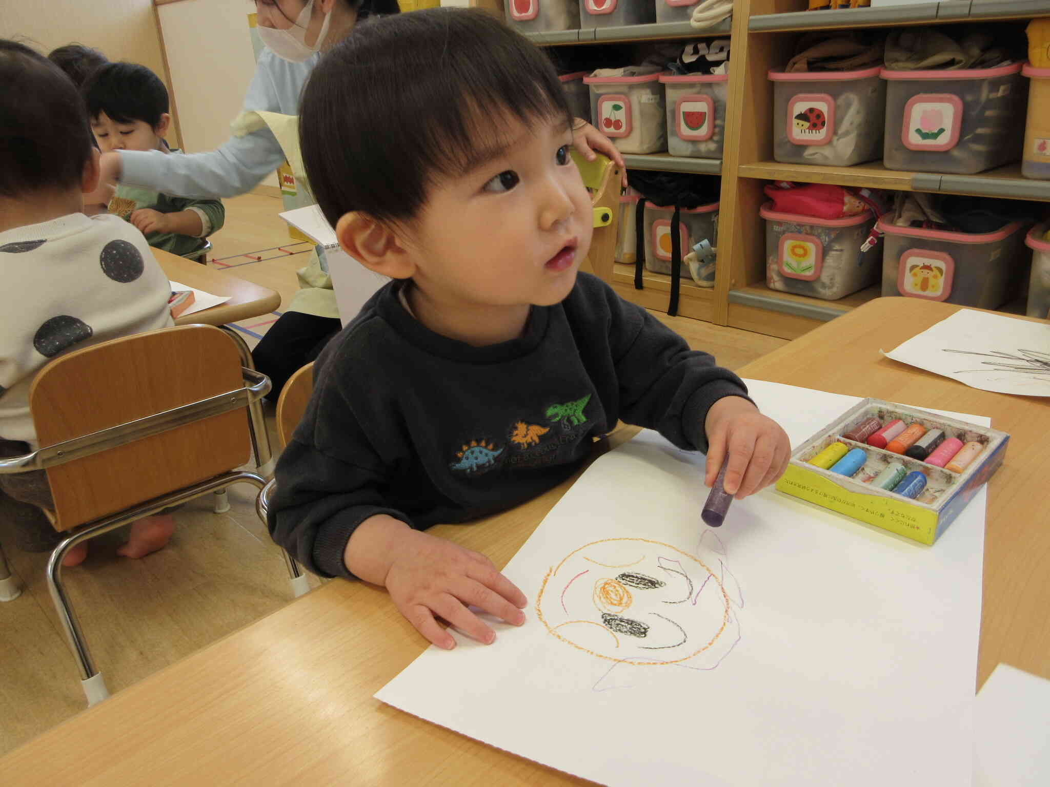 先生が描いたアンパンマンを大好きなバイキンマンにしようとしているAくん