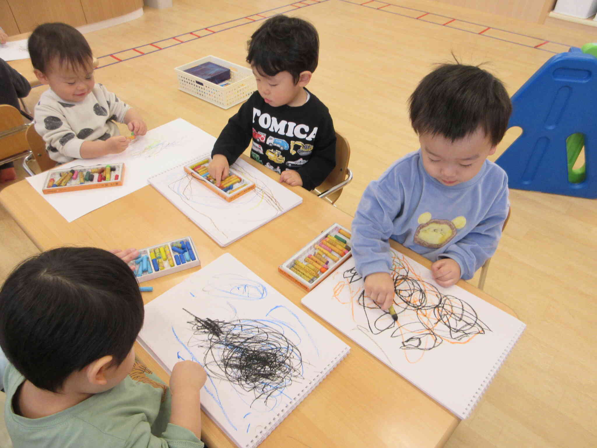 お絵かきたのしいね♪