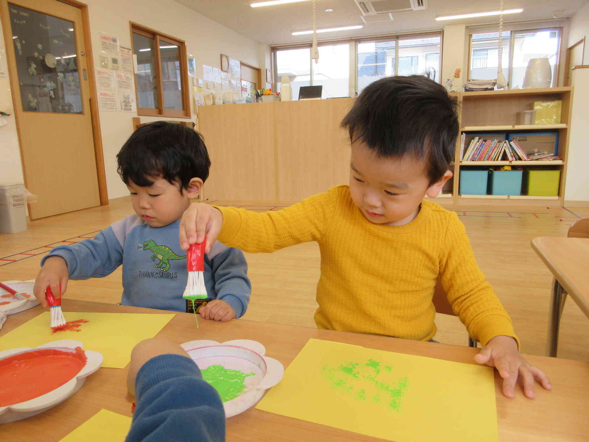 えのぐで製作あそび（１歳児あひる組）