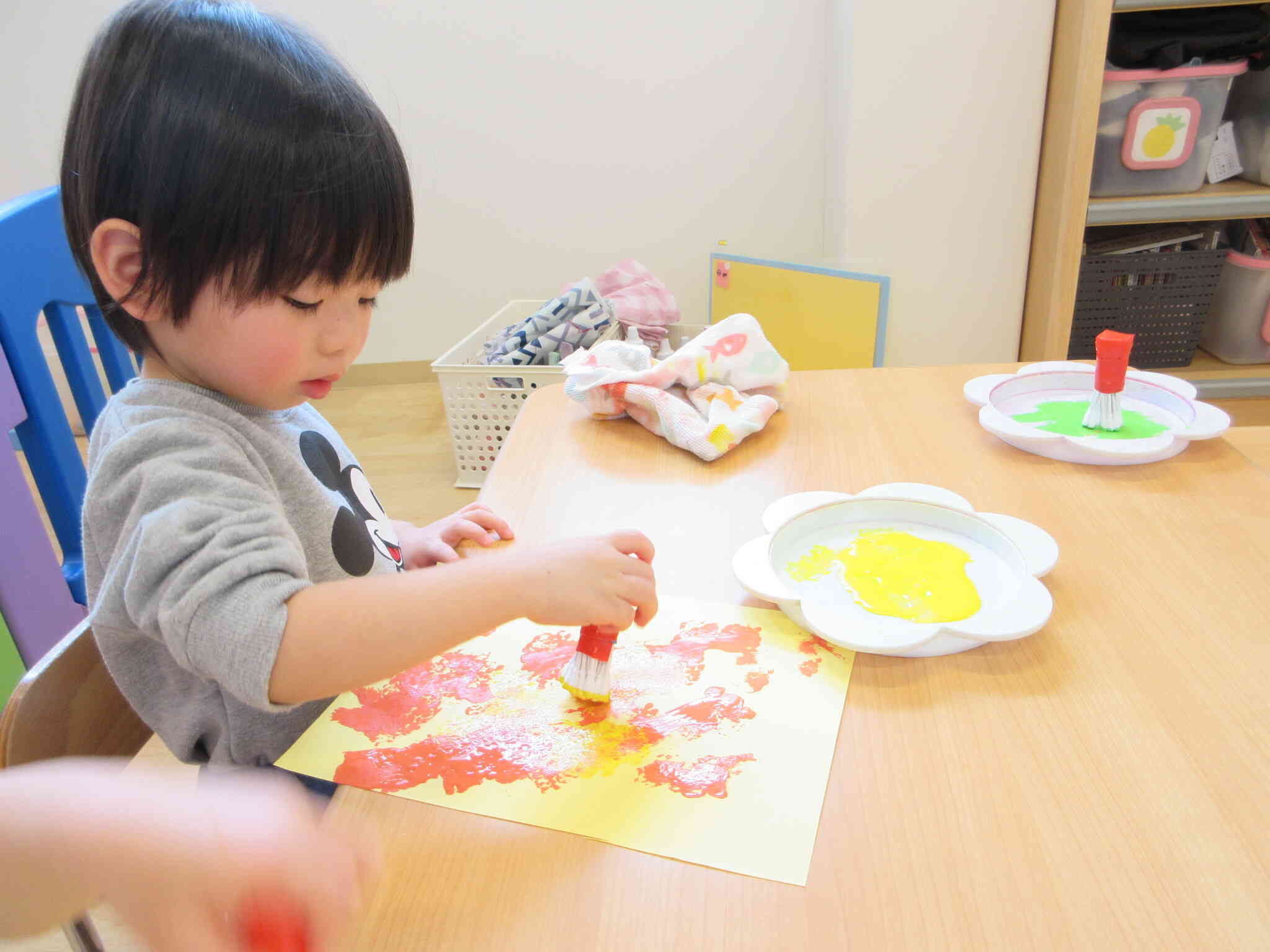 紙一面に豪快に模様をつけていくRくん