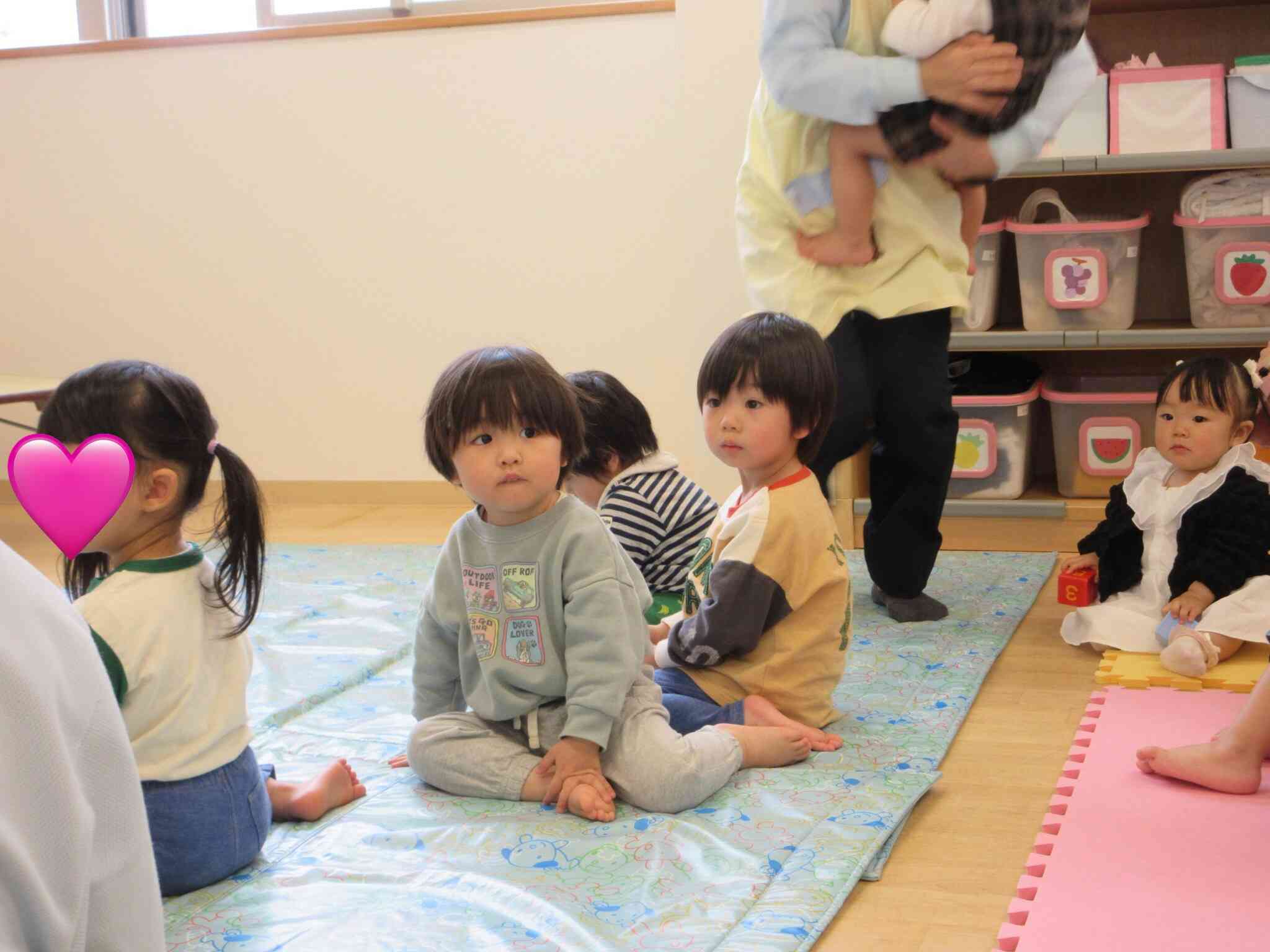 うさぎ組に進級したRくんとRくん。小さいお友達を気にかけています。