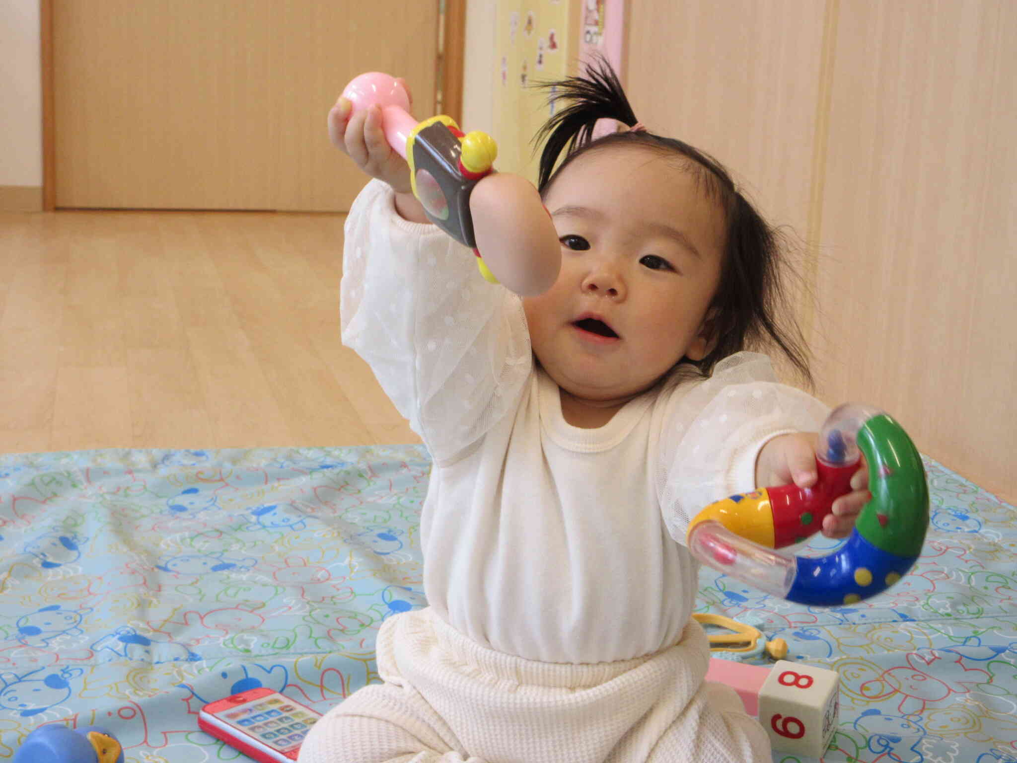 音のなるおもちゃがお気に入りのEちゃん