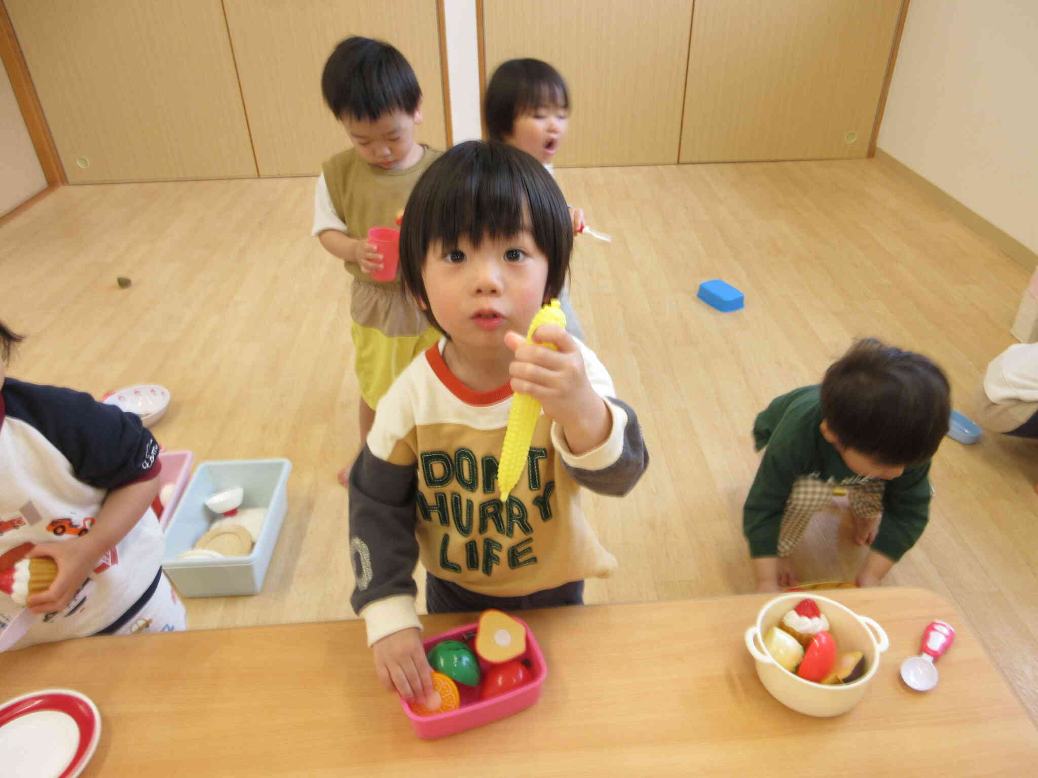 とうもろこしが長くてお弁当箱にはいらないよ～と困っているRくん