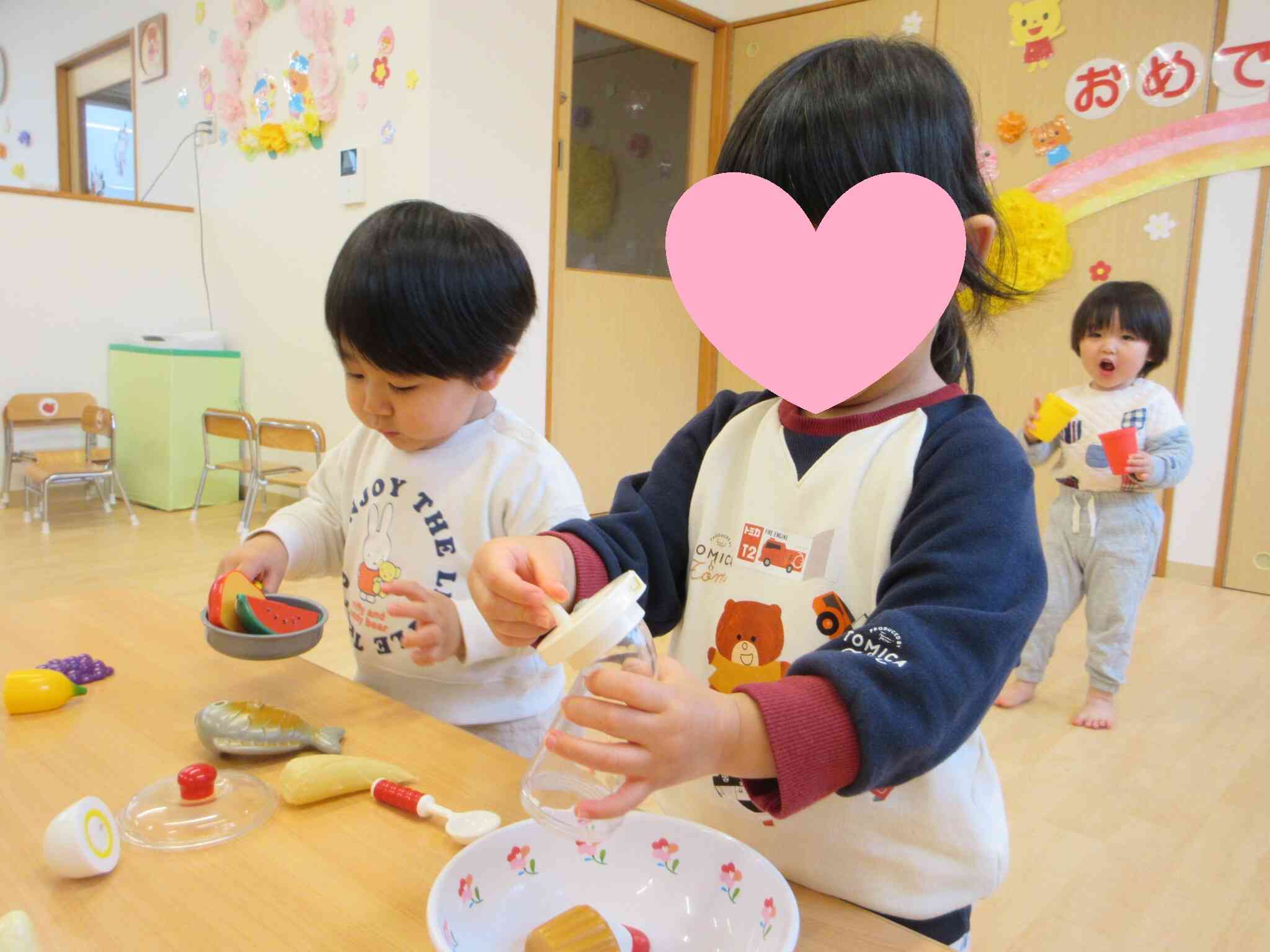 「しお、こしょうを少し」味付け中のHちゃんとくだものを炒めるRくん