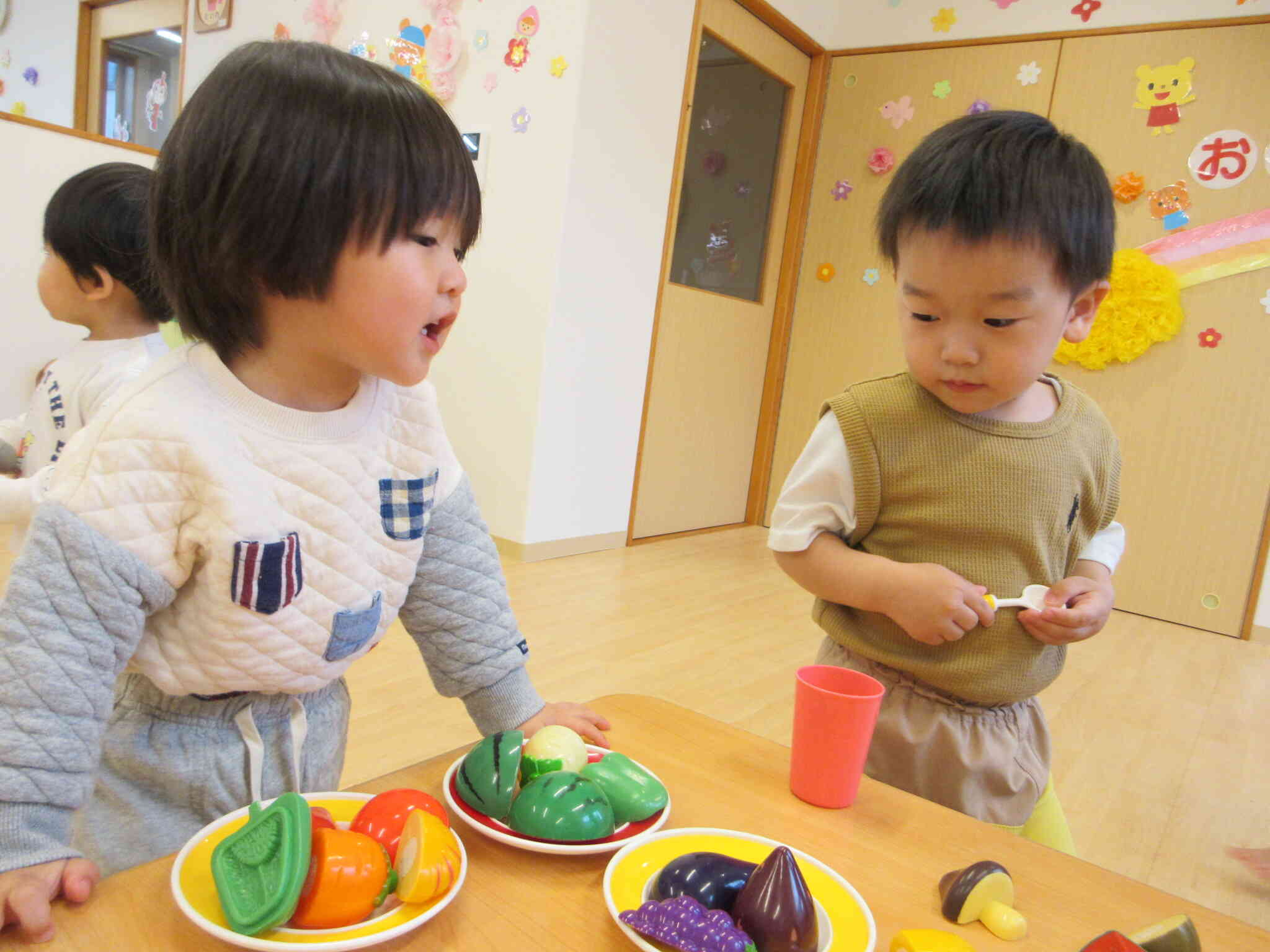 「やさいの準備OK～！」Rくんと「なにつくろうかな～」と考え中のKくん。