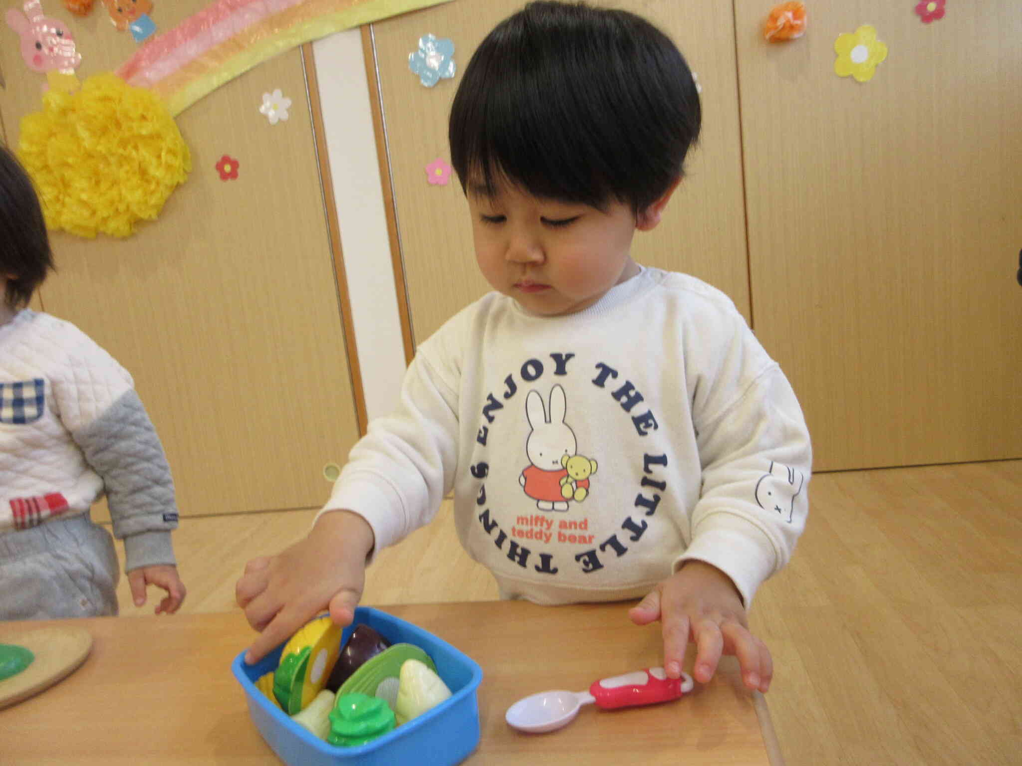 お弁当箱に野菜をつめて「いただきます」と手を合わせていたRくん。