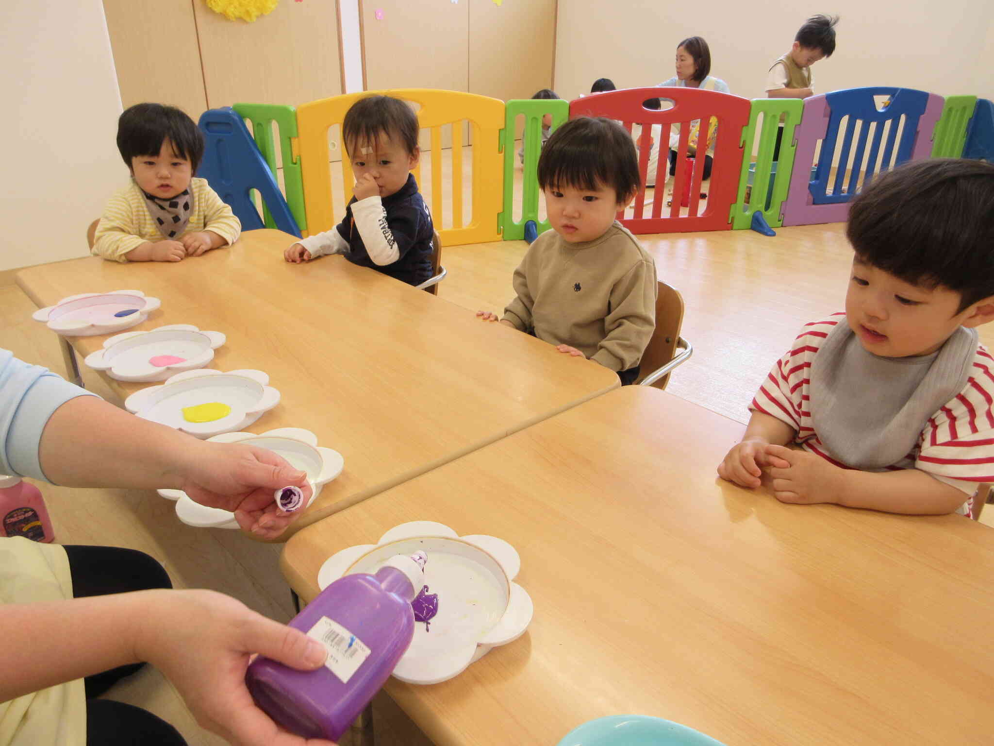 製作あそびに挑戦！（あひる組1歳児）