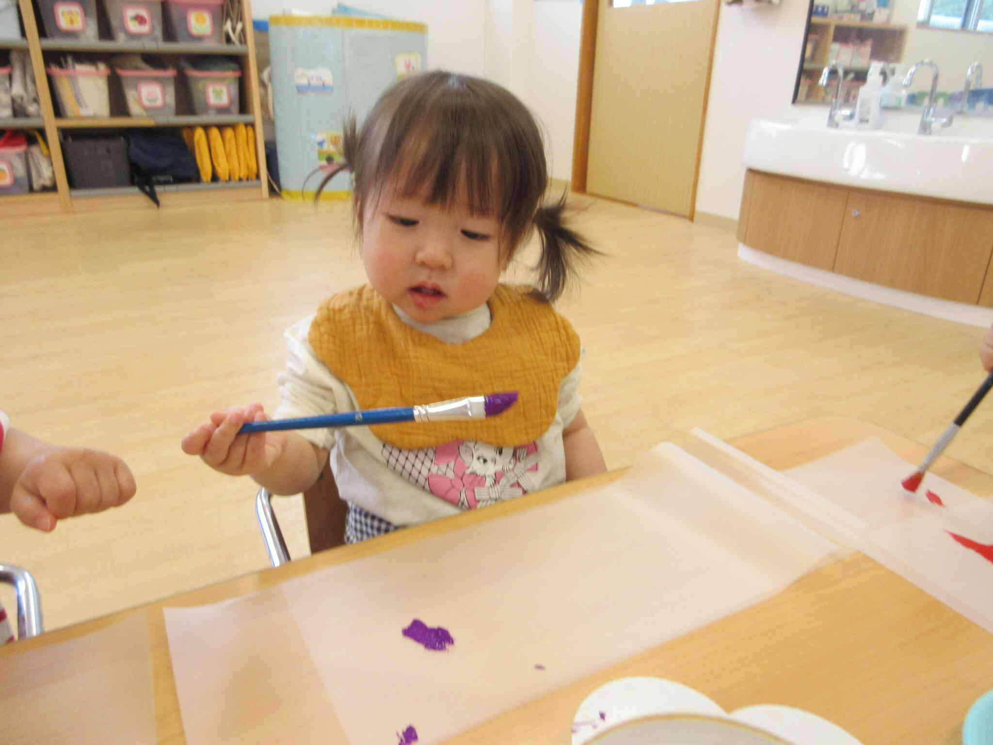 絵の具のついた筆先が気になってじっと観察中のRちゃん