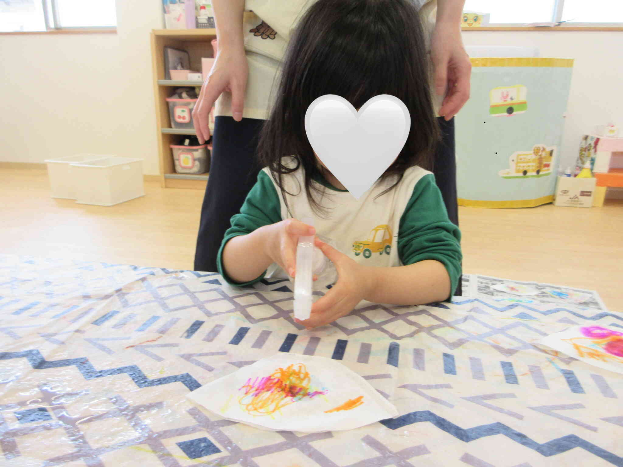 一人で霧吹きで水をかけたHちゃん。