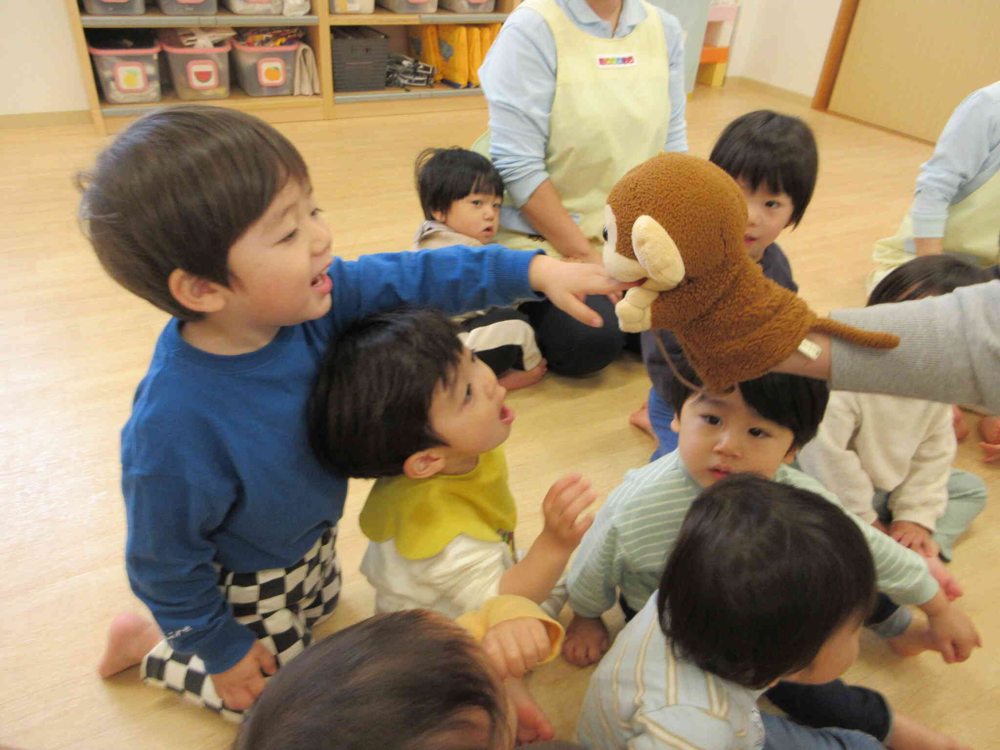 モンタに手をさしのべてあいさつをするお友だちもいます。