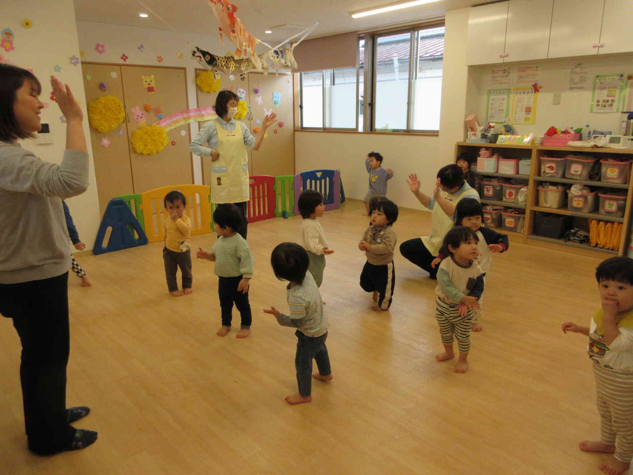 レッスンのスタートはハローソング♪みんな元気に踊っています。