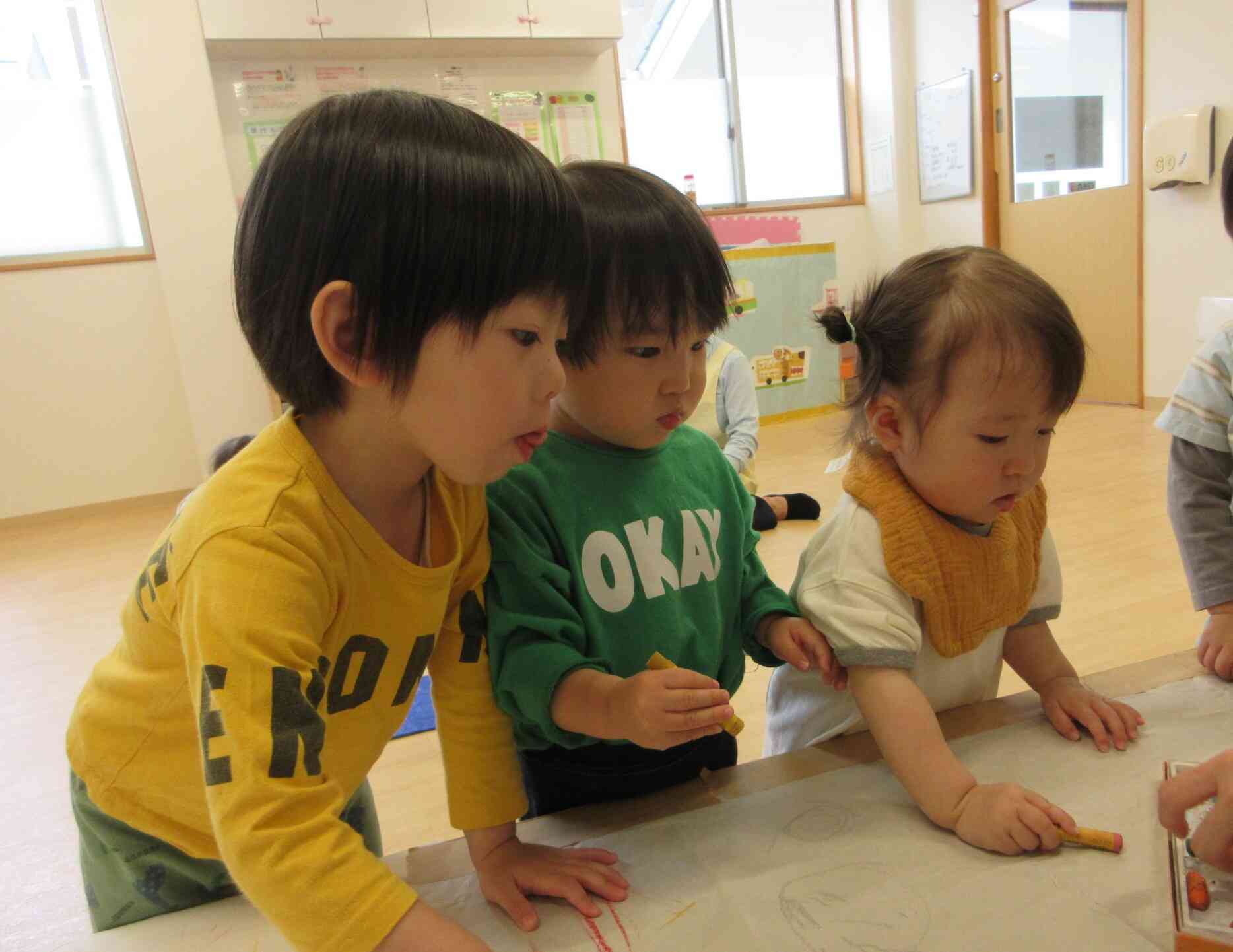 「先生、なにかいてるの～？」とくぎづけです。