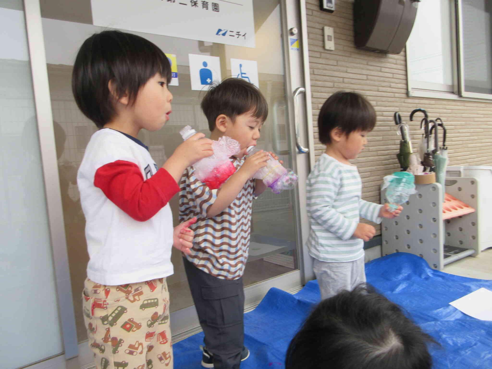 みんなで一緒にフーッ！ぷくぷく泡が出てくるかな？