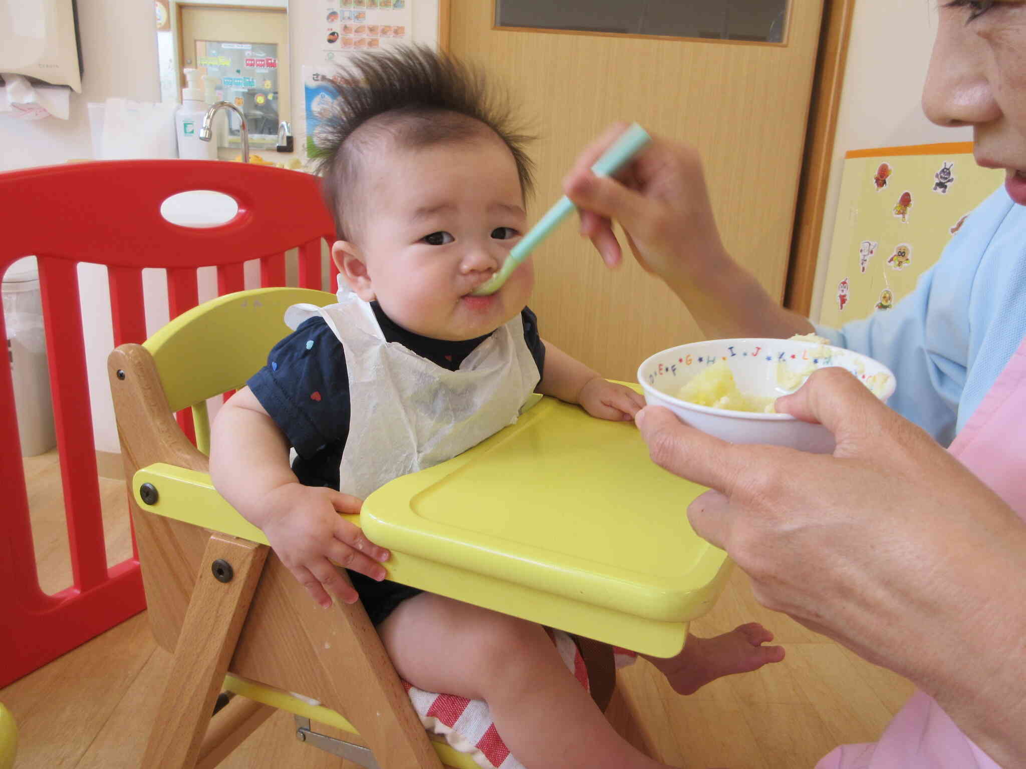 園での給食が始まったRちゃん。おいしそうにパクッと食べています。