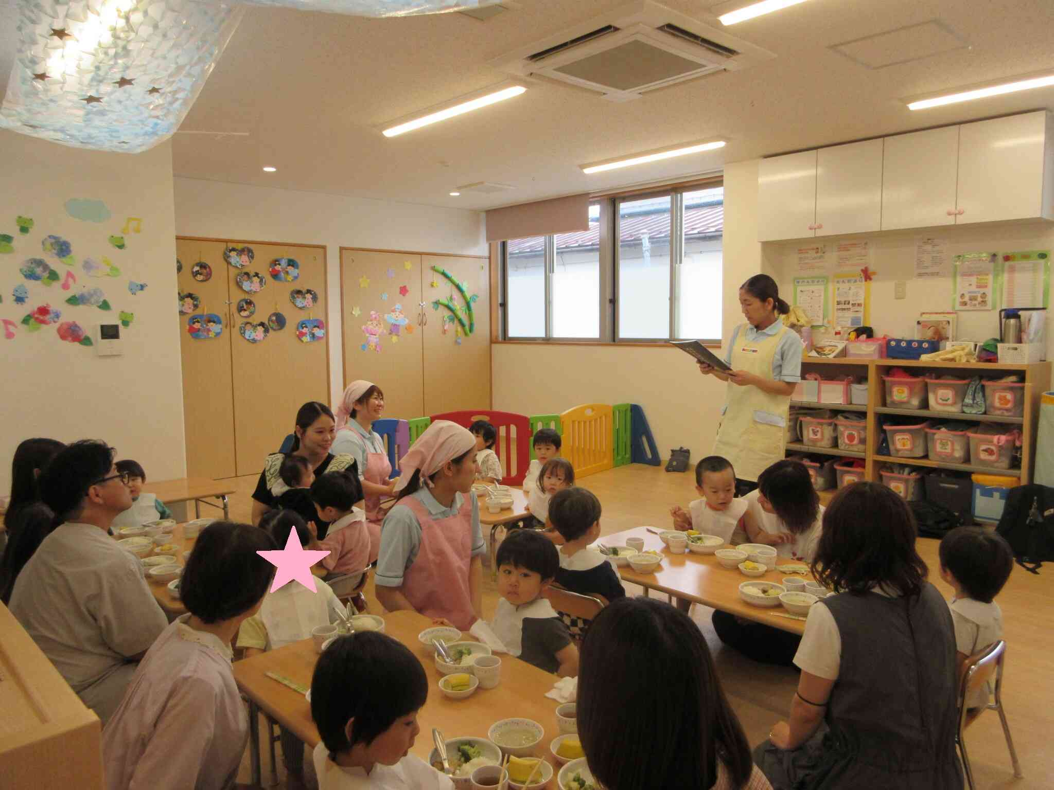 みんなで食べるともっとおいしいね！（給食試食会）