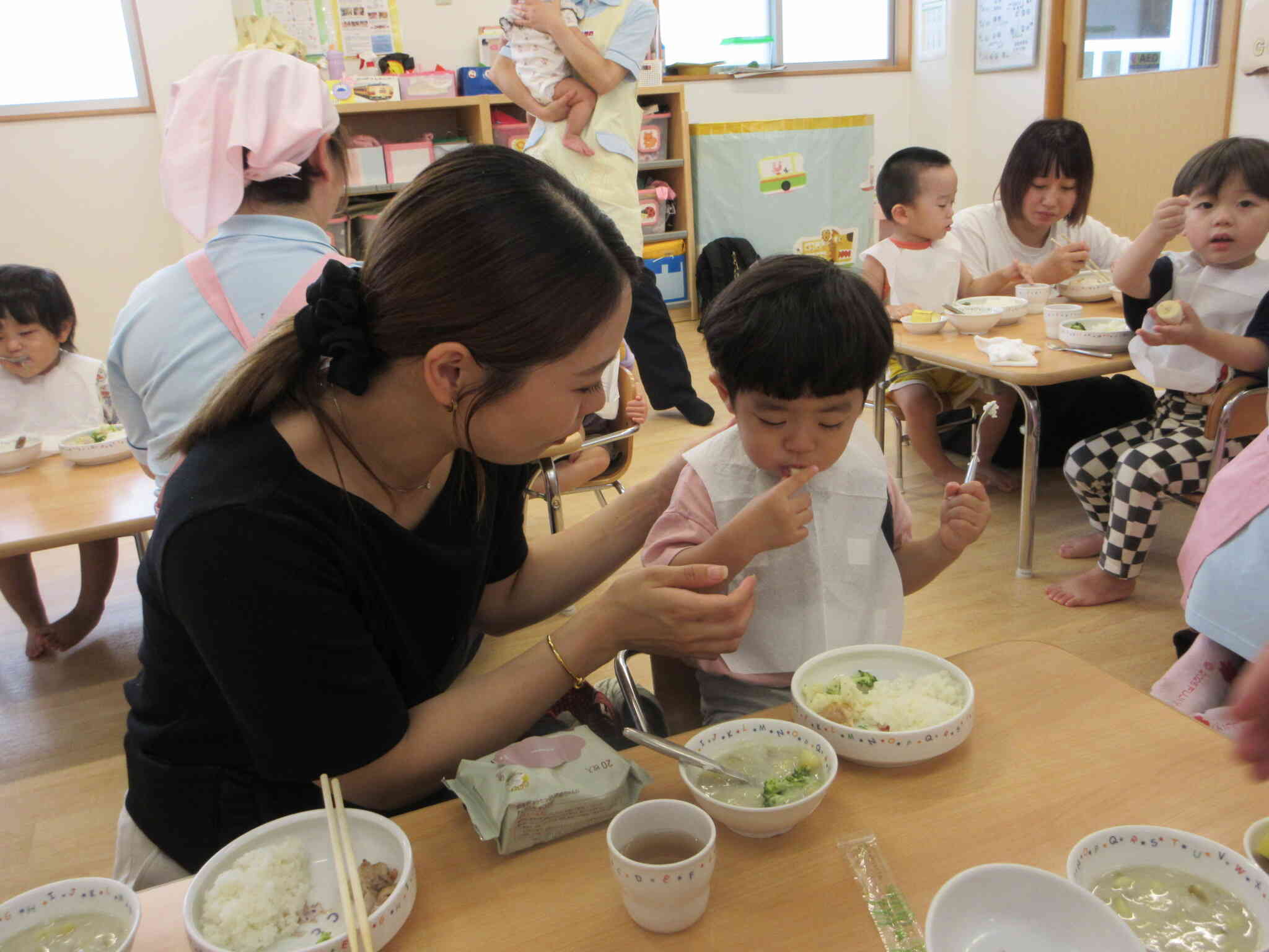 「もぐもぐ！」おいしそうにおかずを頬張るT君です。