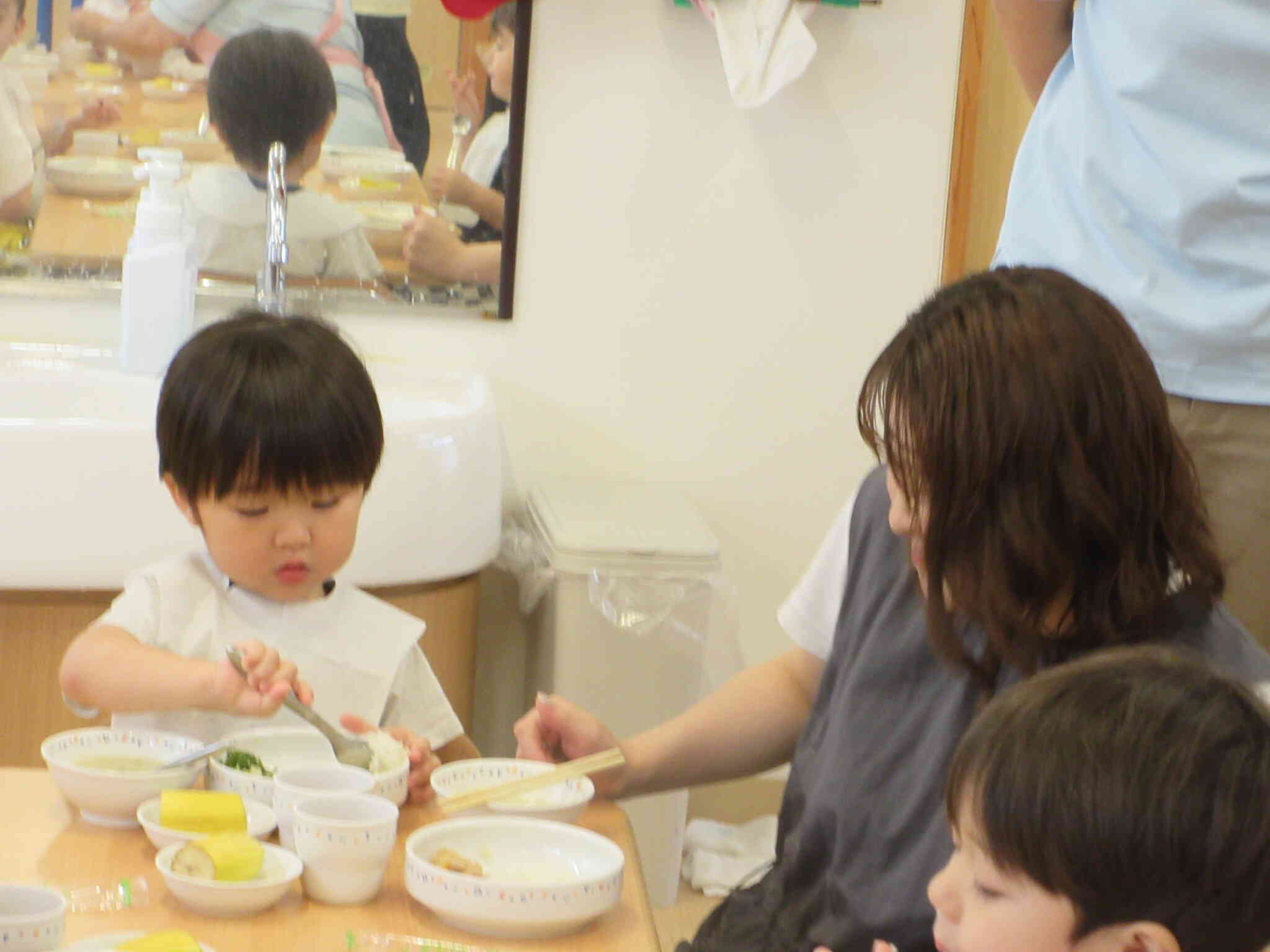 「ママ、見ててー」と上手に食べ進めるR君。