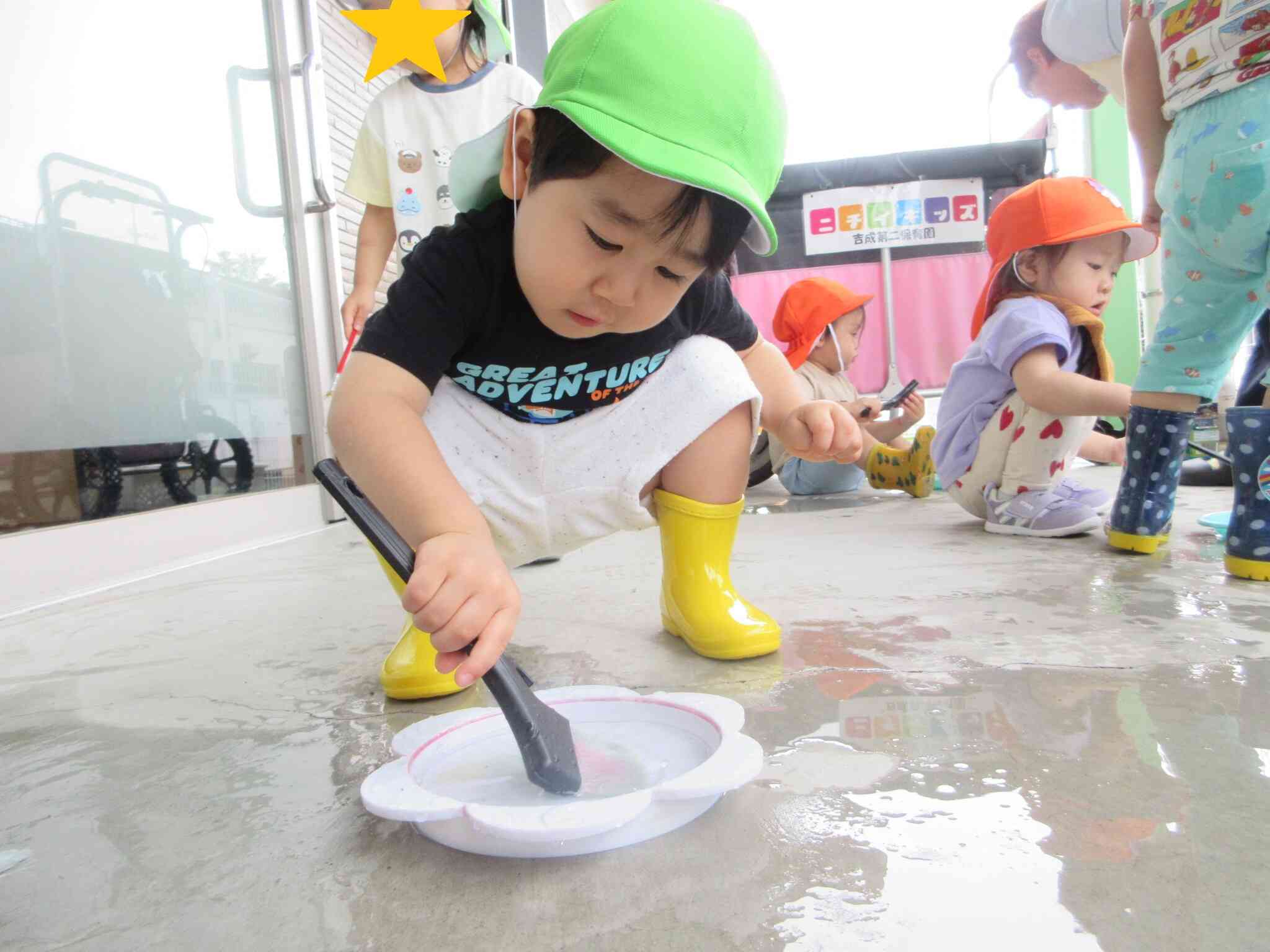 大きなはけに水をつけて感触を楽しむRくん