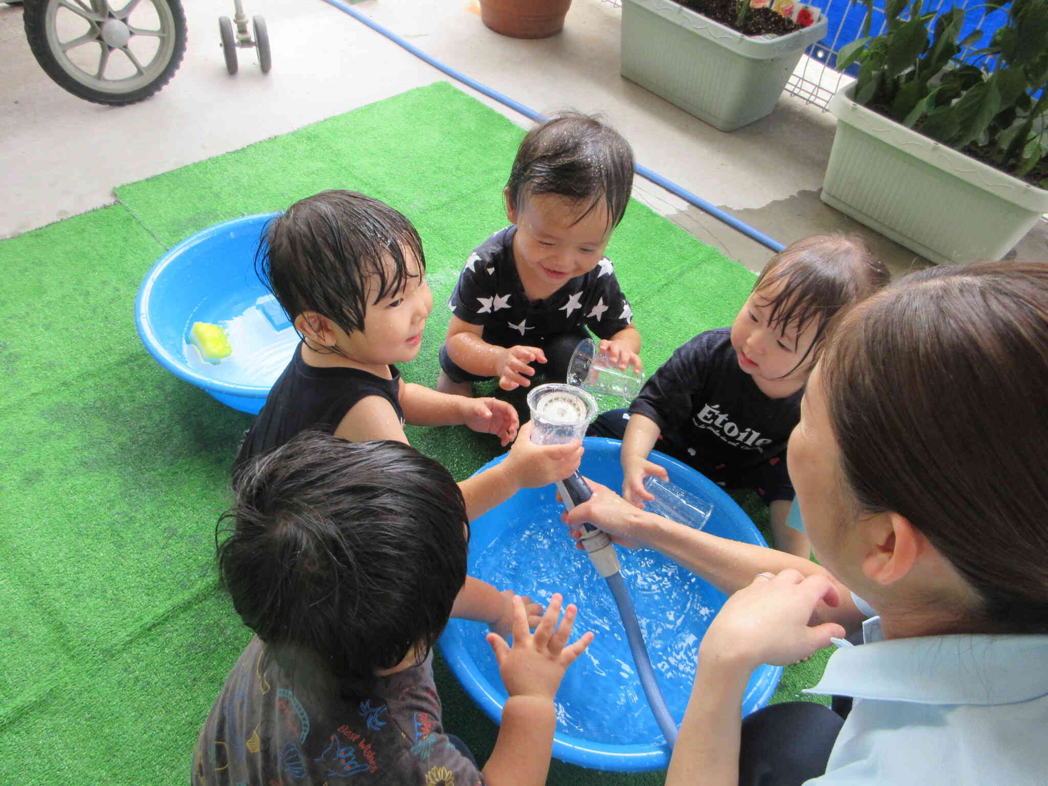 水遊びたのしいね（1歳児あひる組）