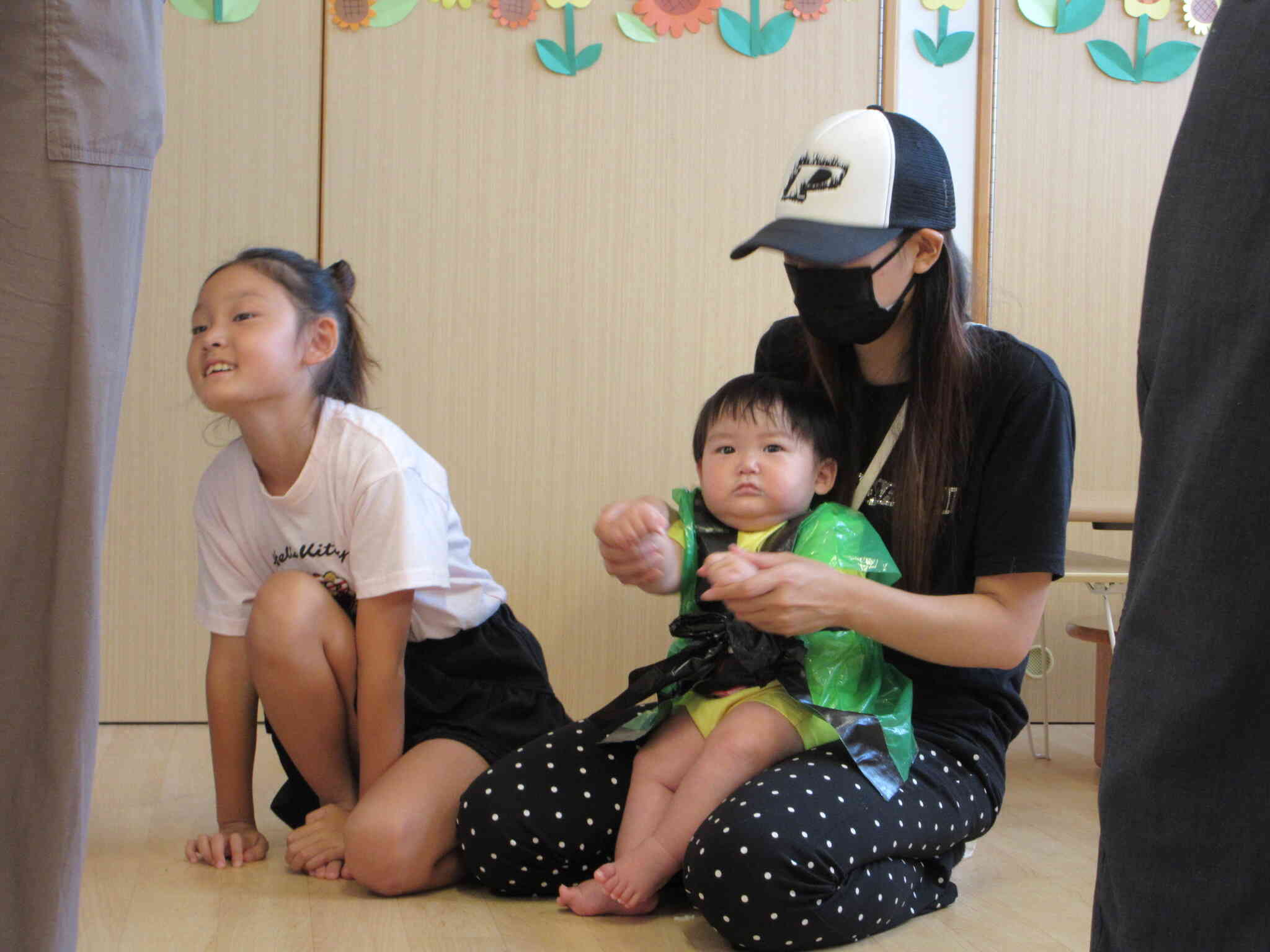 お母さんと踊りを楽しむKくん。