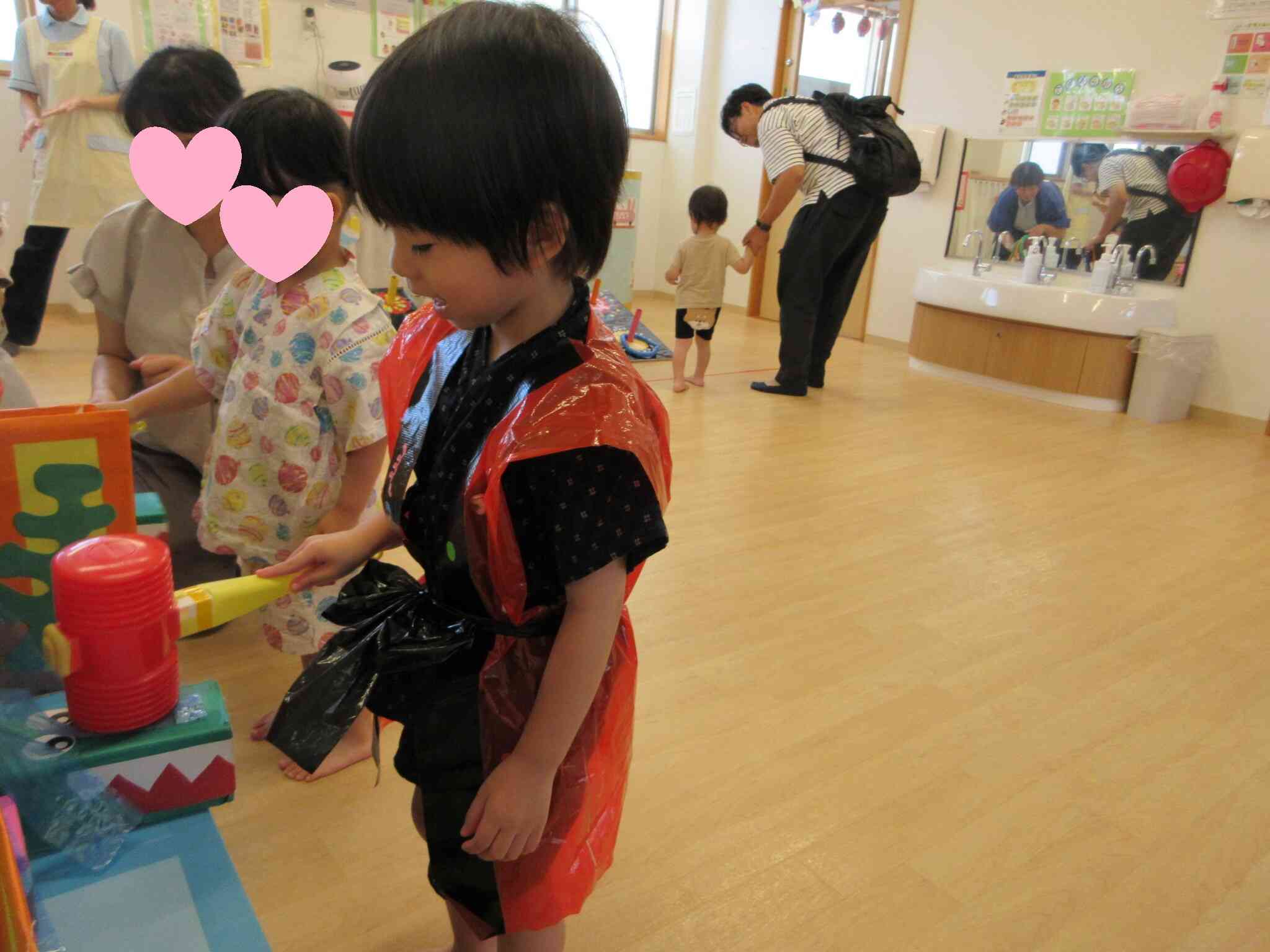 「さあ、でてこい！」気合十分でわにたたきに挑むRくんとHちゃん。