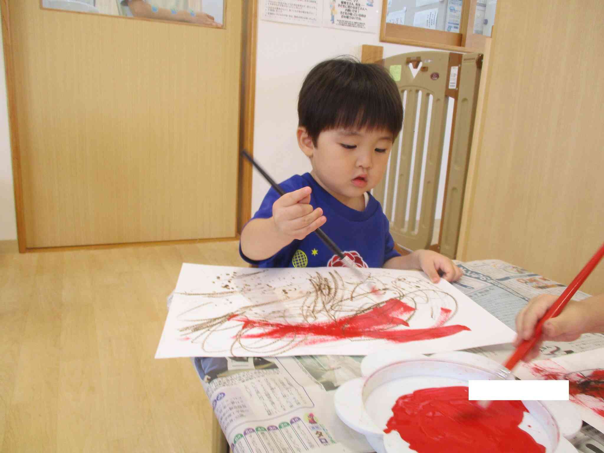 とっても集中して絵の具を塗っていたRくんです。