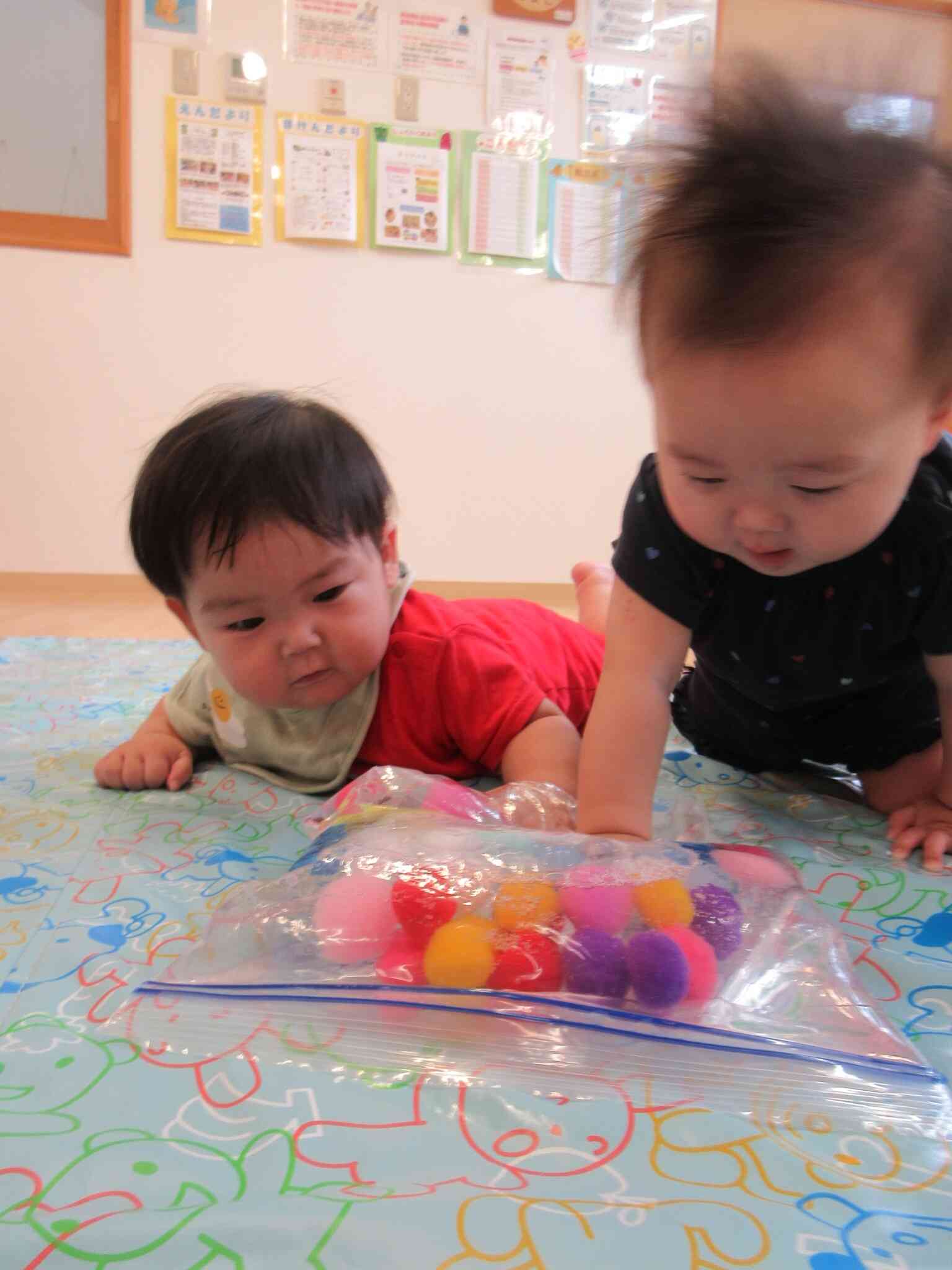 水の中のボールを一生懸命つかもうとしています。