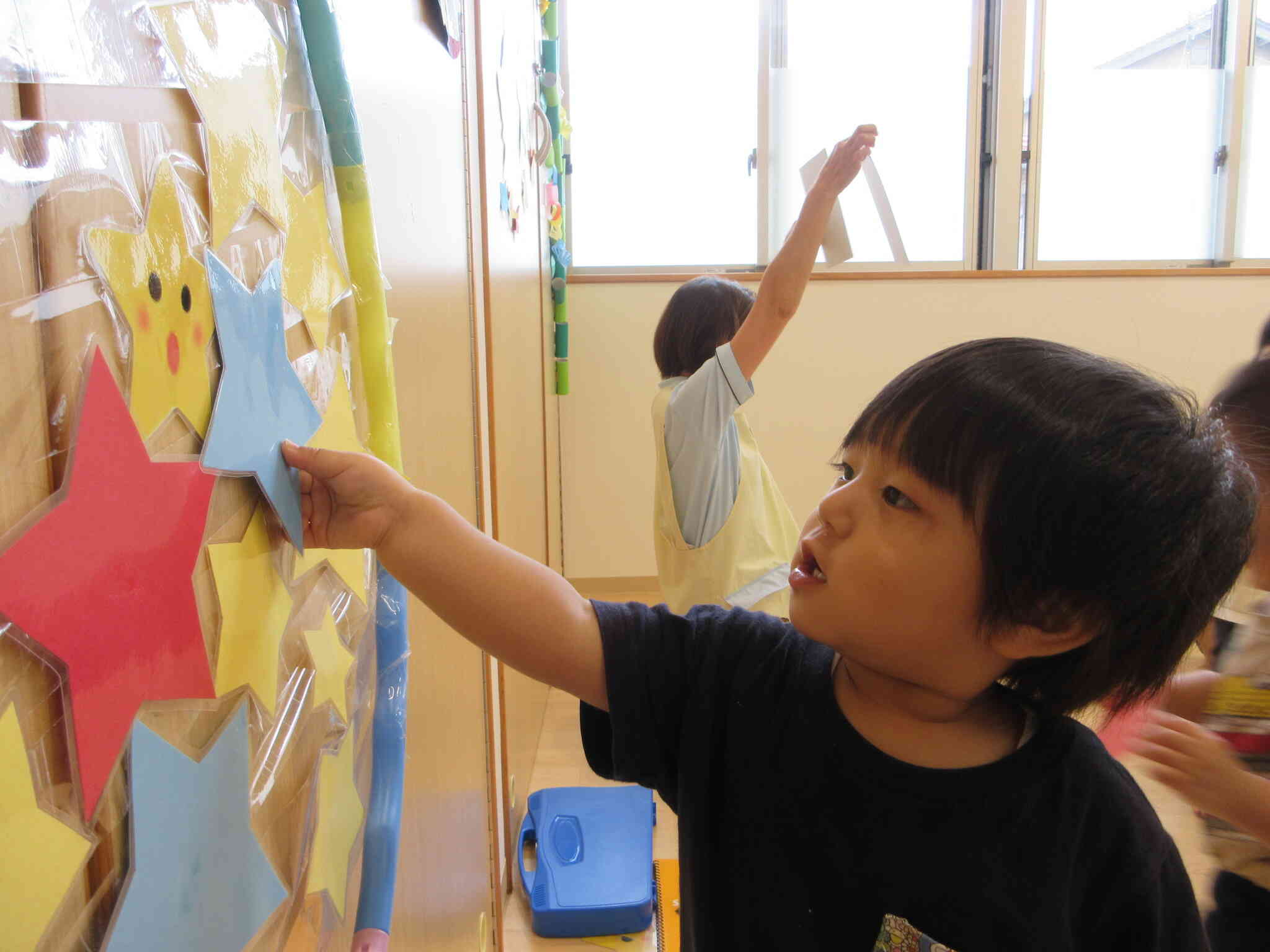 見つけた星を「ぺったん」と貼っているNくん