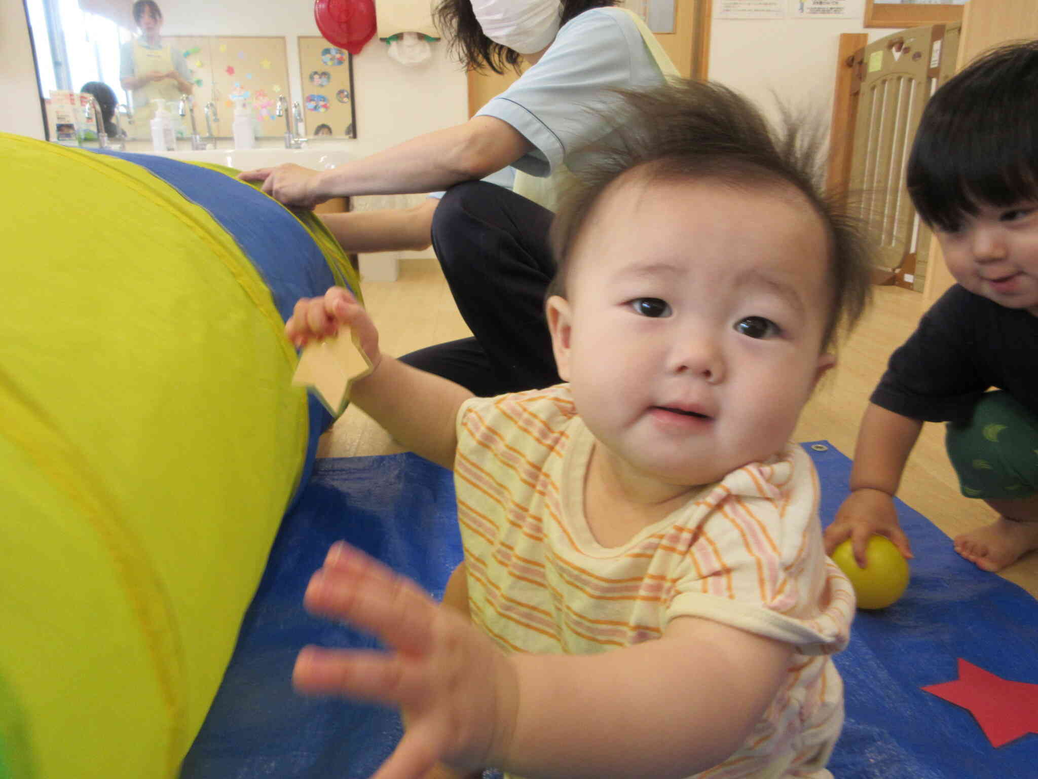「わたしもみつけたよ！」としっかりカメラ目線のRちゃん