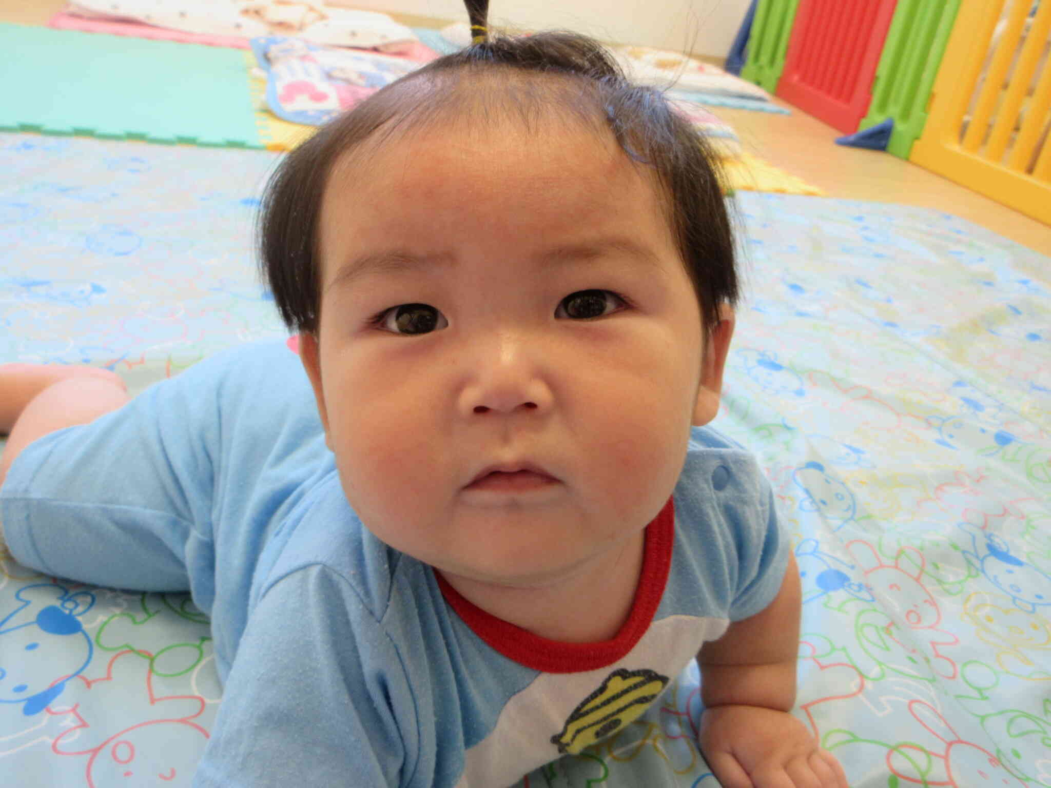 しっかりと顔をあげられるようになったKくん。先生の顔をじっと見つめて「にこっ」と笑顔を見せてくれます。